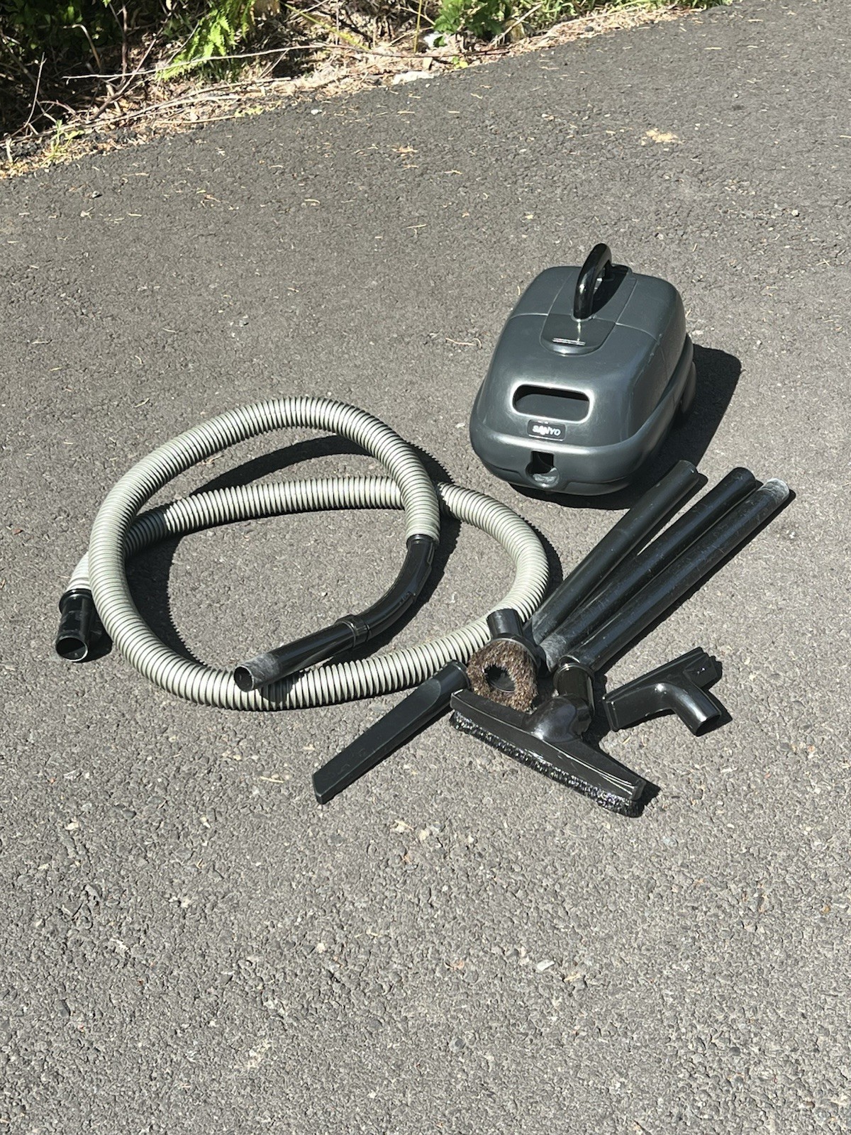 GEM Black Gray Sanyo SC-27 Canister Vac Vacuum Vintage 2000’s Hose + Attachments