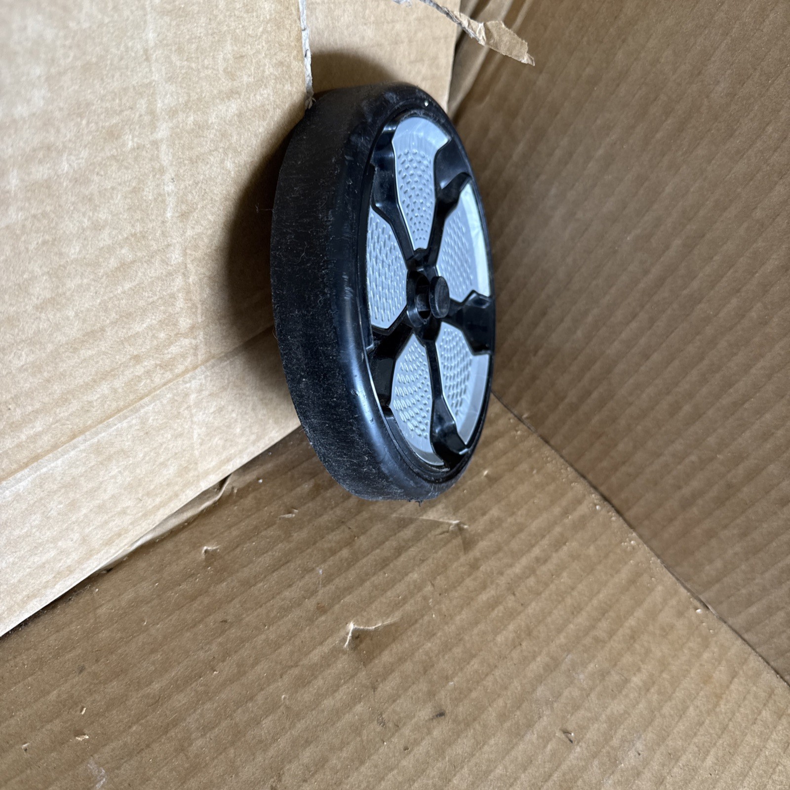 Bissell Proheat 2X Revolution Pet Pro 1986 Genuine replacement wheel 2