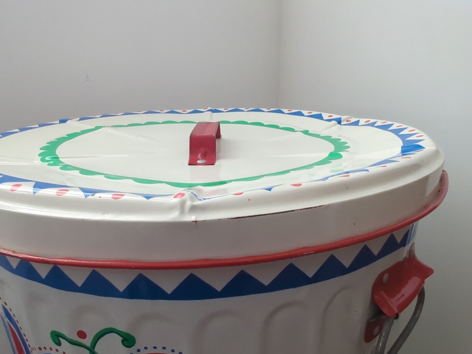 20 Gal. Garbage Trash /Ash Can Prop Lid Vintage Primitive Painted Doves Floral