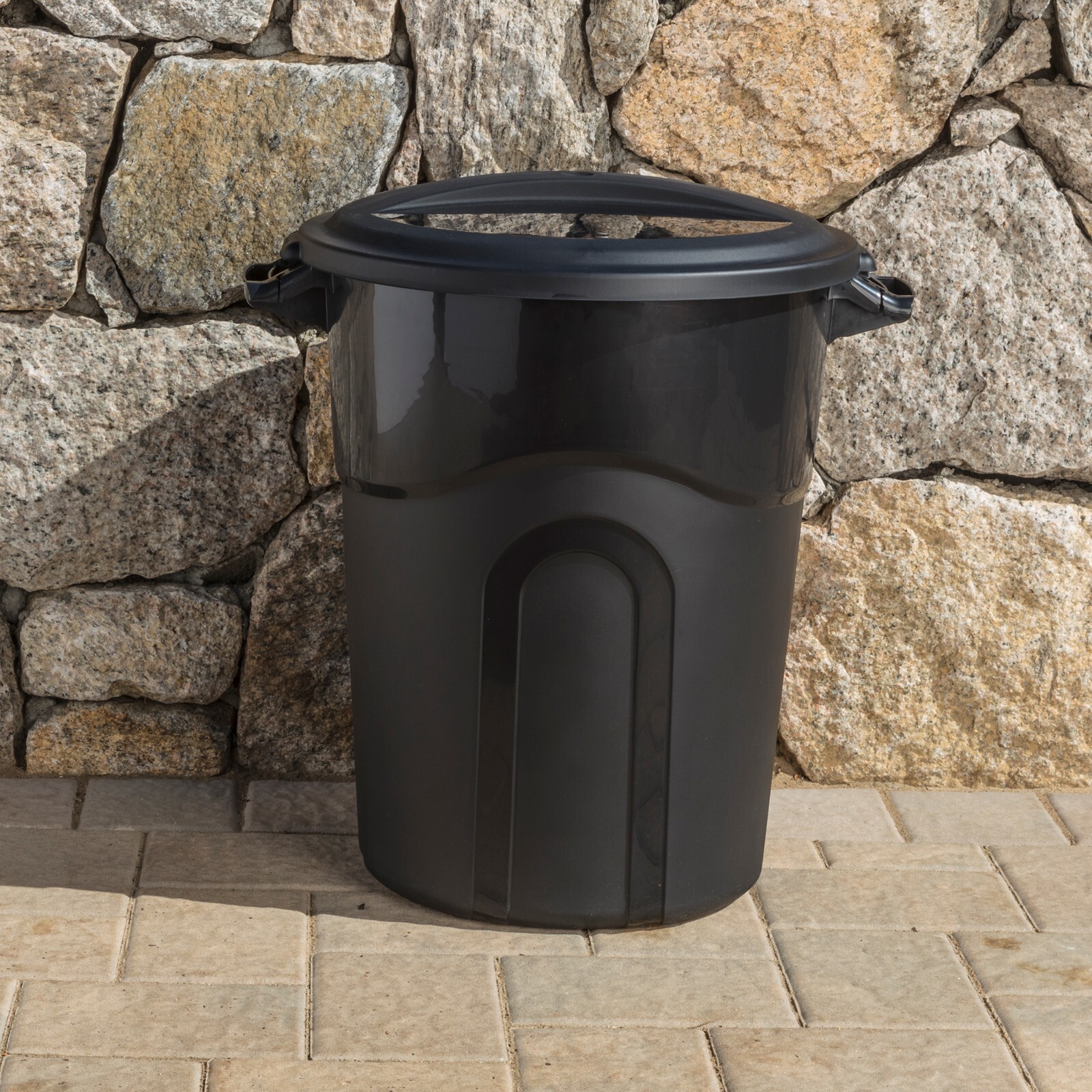 Hyper Tough 20 Gallon Heavy Duty Plastic Garbage Can Included Lid Indoor/Outdoor