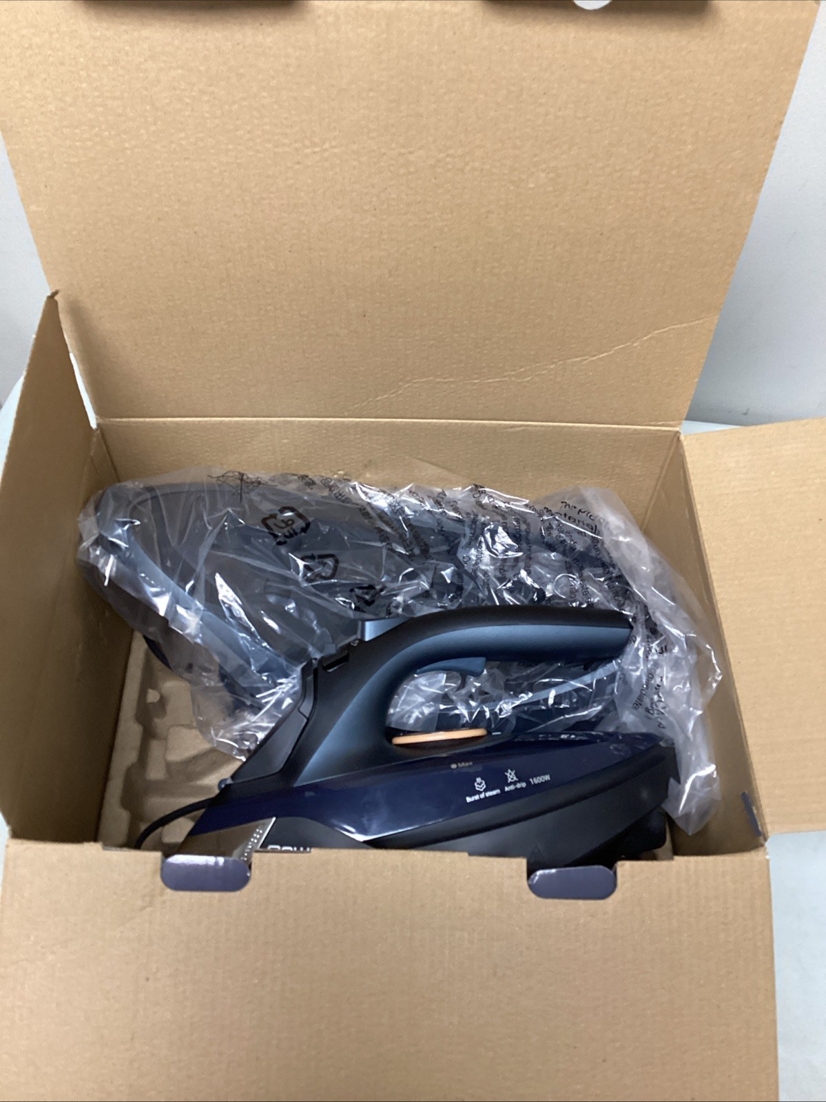 Rowenta Freemove Cordless Iron with Steam 1600 Watts – DE6730 *NEW IN BOX*