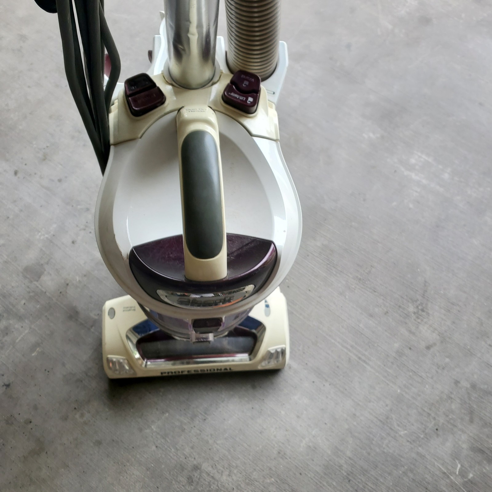 Shark Navigator Lift Away Upright Vacuum Cleaner PRICED TO SELL QUICKLY