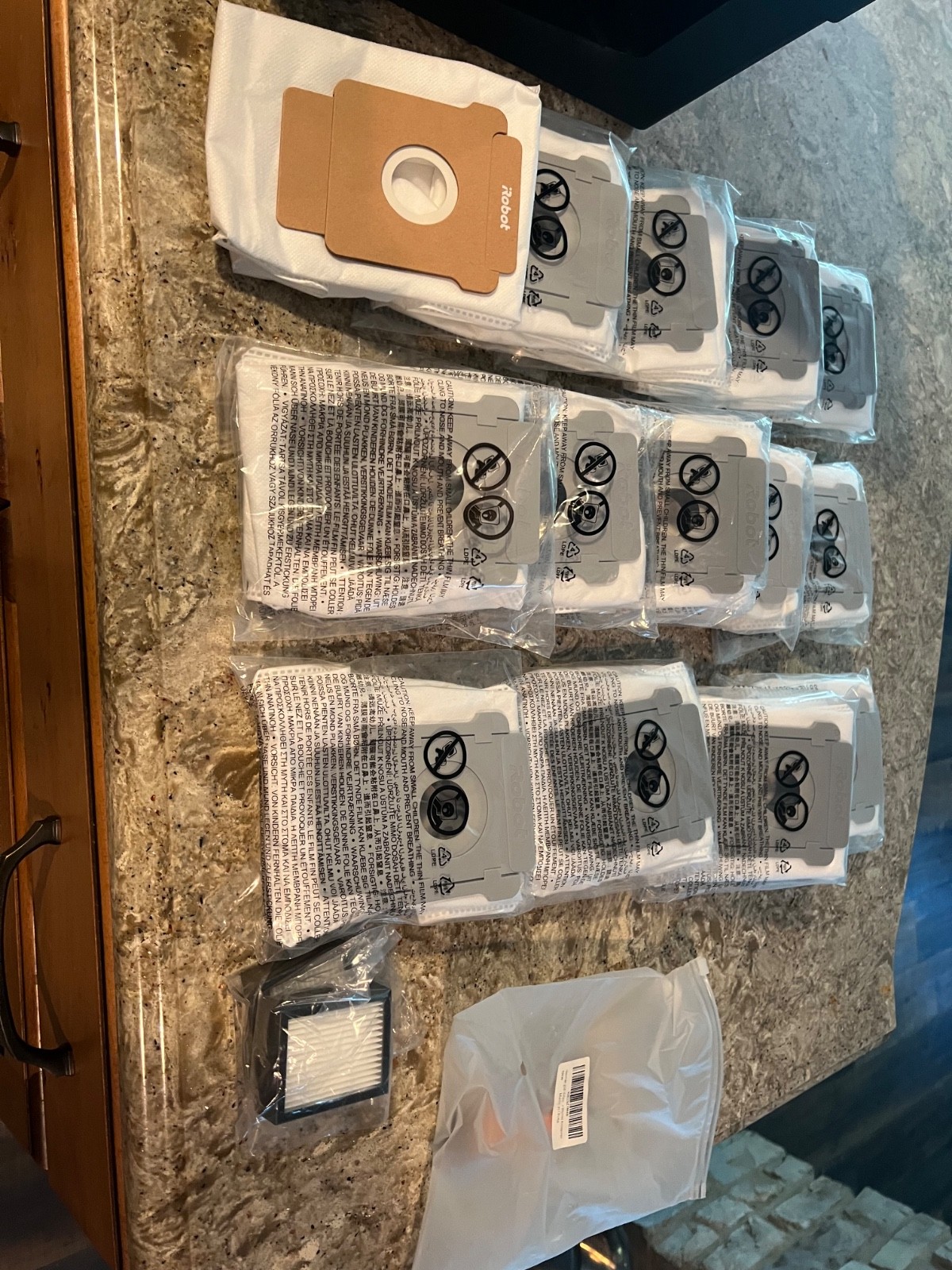 Irobot Roomba j7 (broken) + accessories