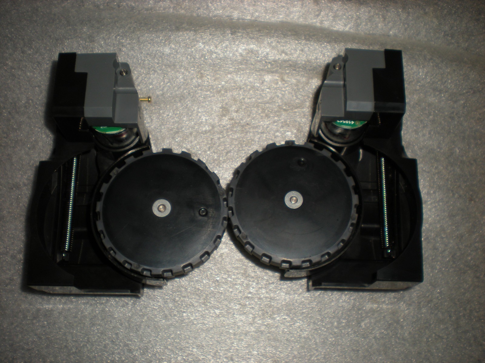 OEM iRobot Roomba e5 i3 i4 + i5 i6+i7 i7+ i8 J6 J7 J9 Set Of Right & Left Wheel