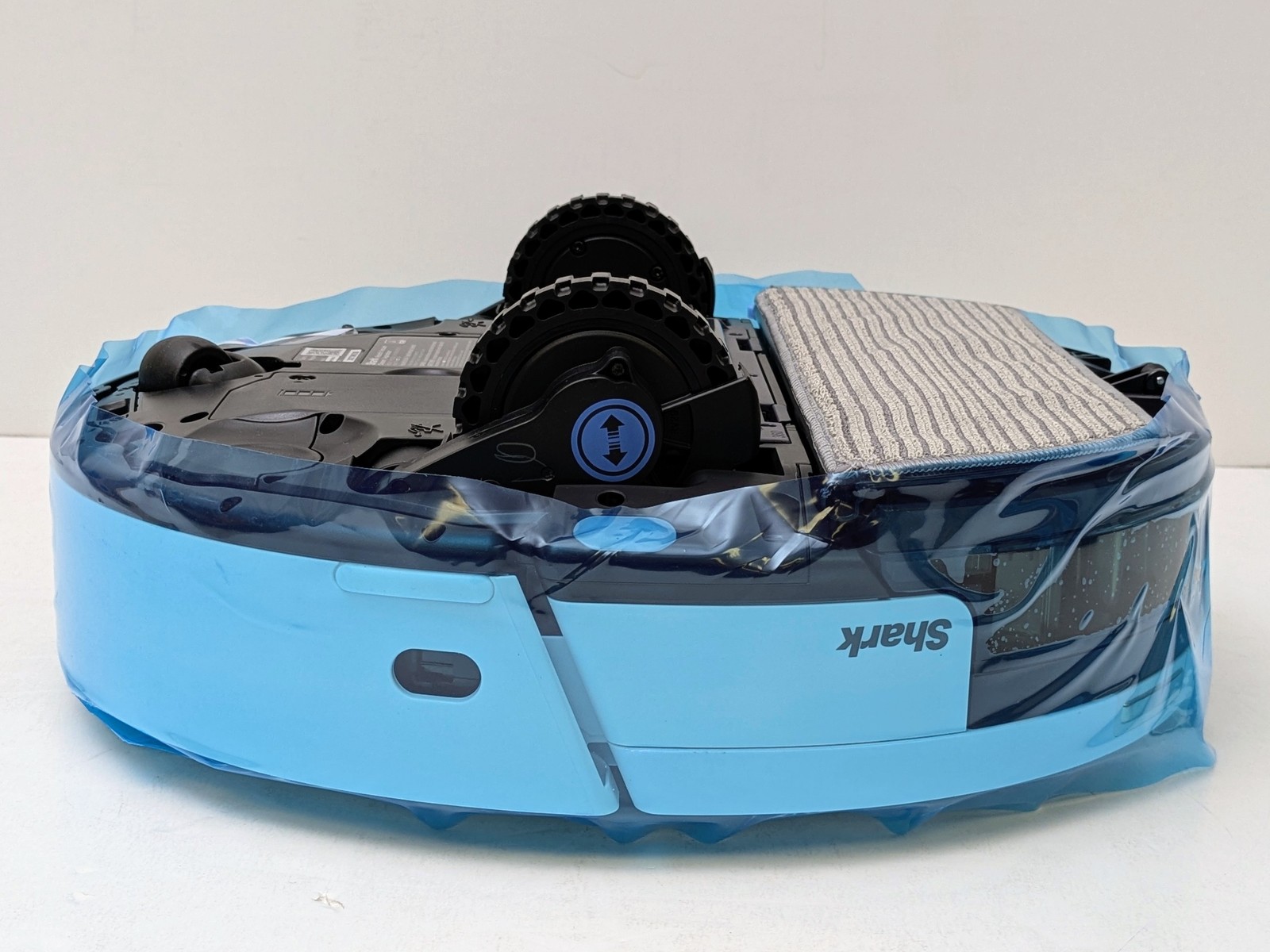 Shark – PowerDetect ThermaCharged Robot Vacuum & Mop with Heated Mop Cleaning
