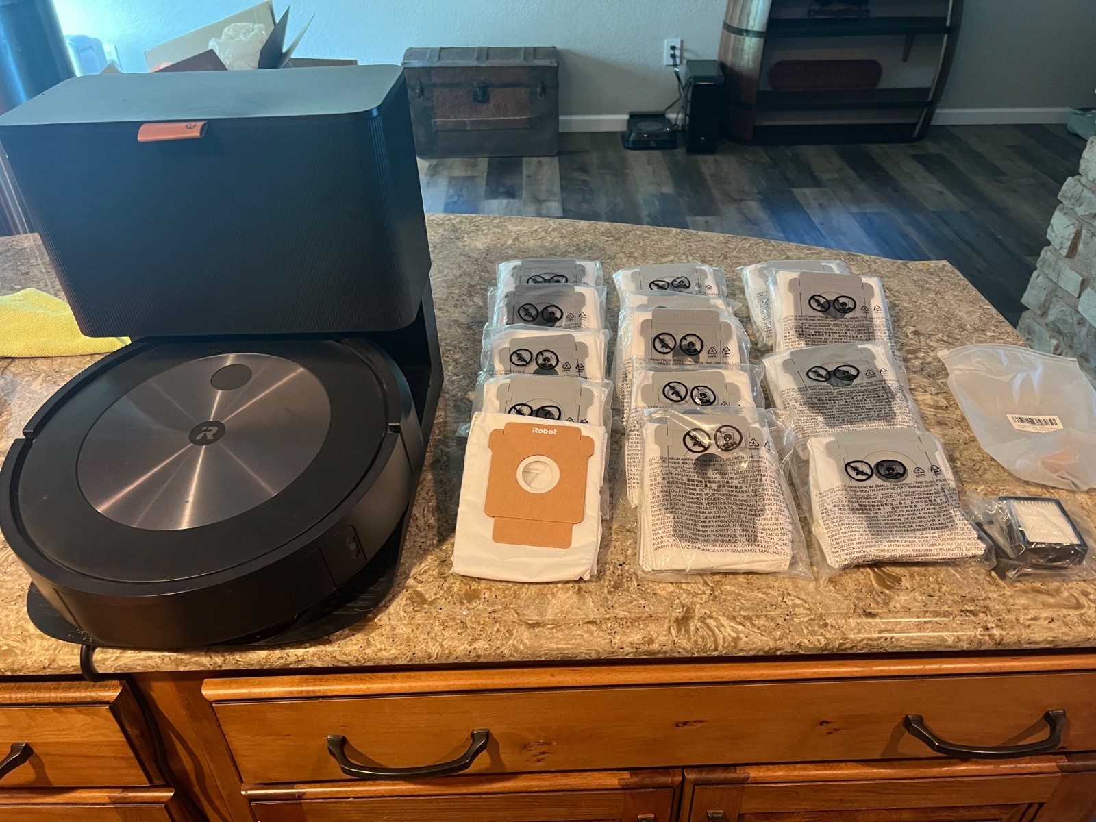 Irobot Roomba j7 (broken) + accessories
