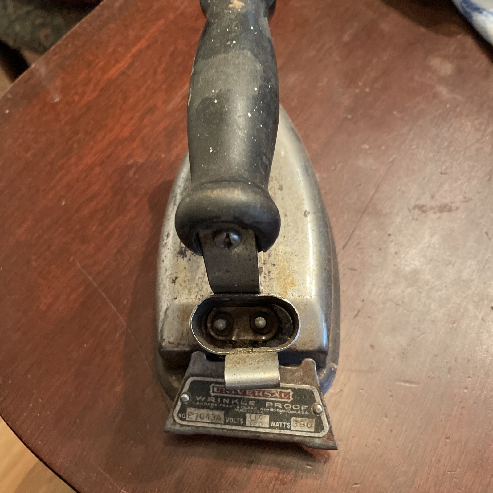 Vintage UNIVERSAL “Wrinkle Proof” Iron E7043A 3 IBS NO CORD