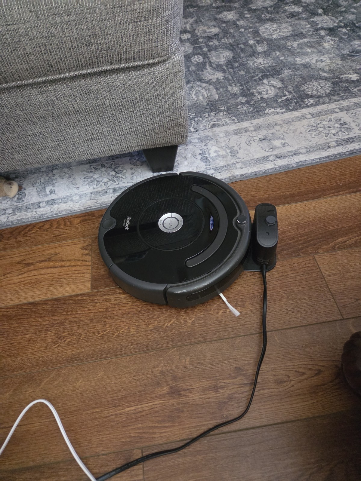 iRobot Roomba 600 SERIES Robotic Vacuum Cleaner w/ charger.Brand New Battery 675