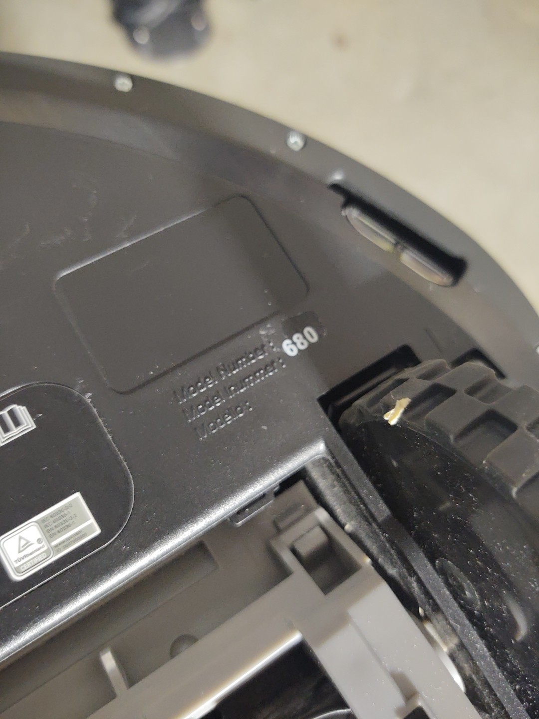 iRobot Roomba 680 600 SERIES Robotic Vacuum w/ Charger Base