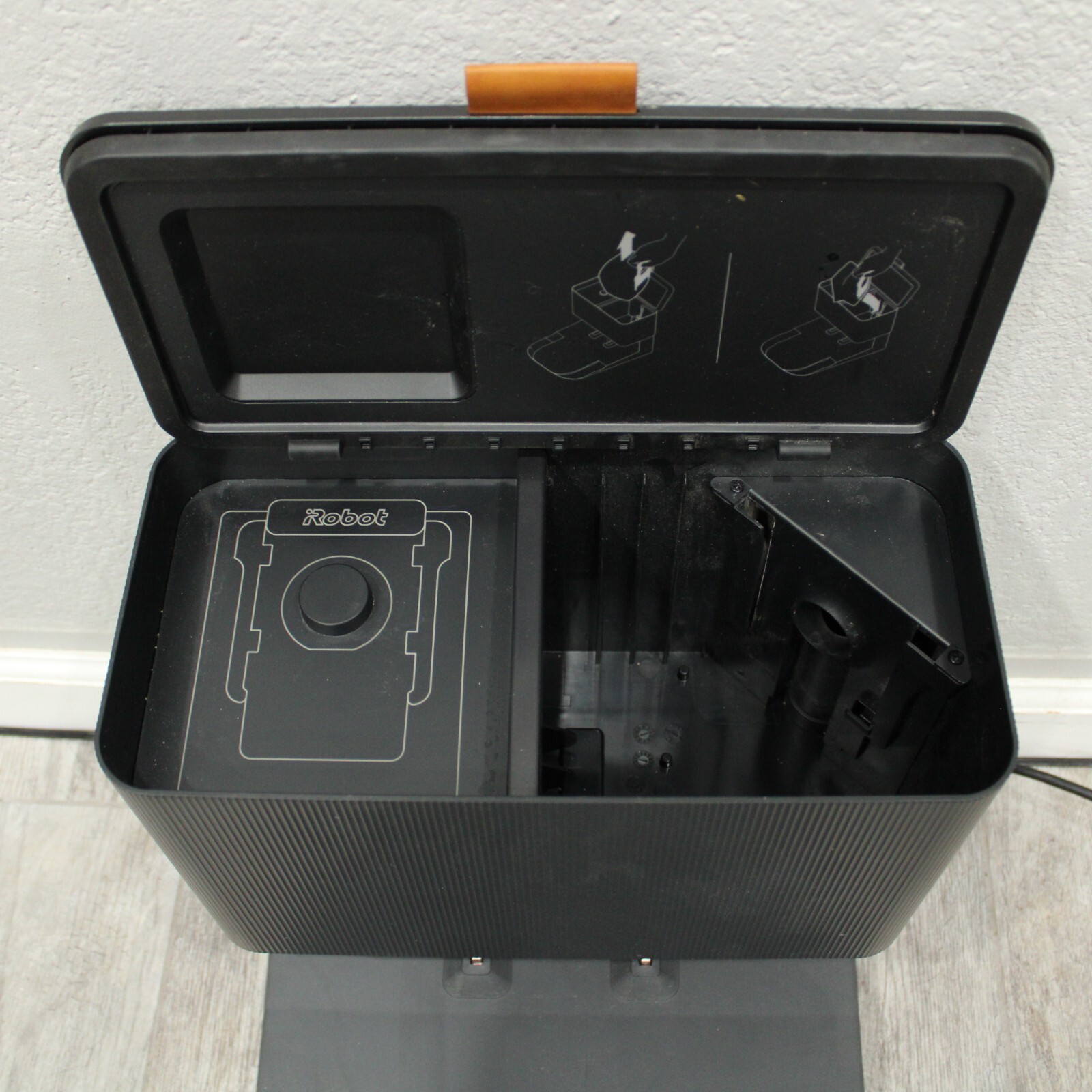 iRobot Roomba j7+ Self-Emptying Vacuum Robot + Base *WORKING ACCOUNT LOCKED READ