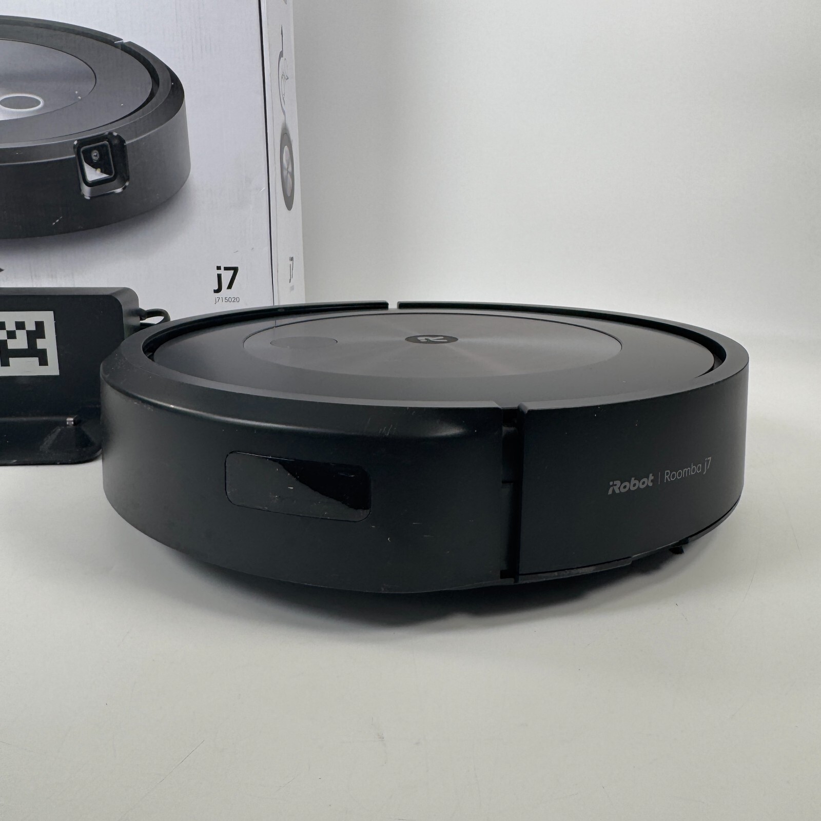 iRobot Roomba j7 Vacuum Cleaning Robot Wi-Fi Unit and Base