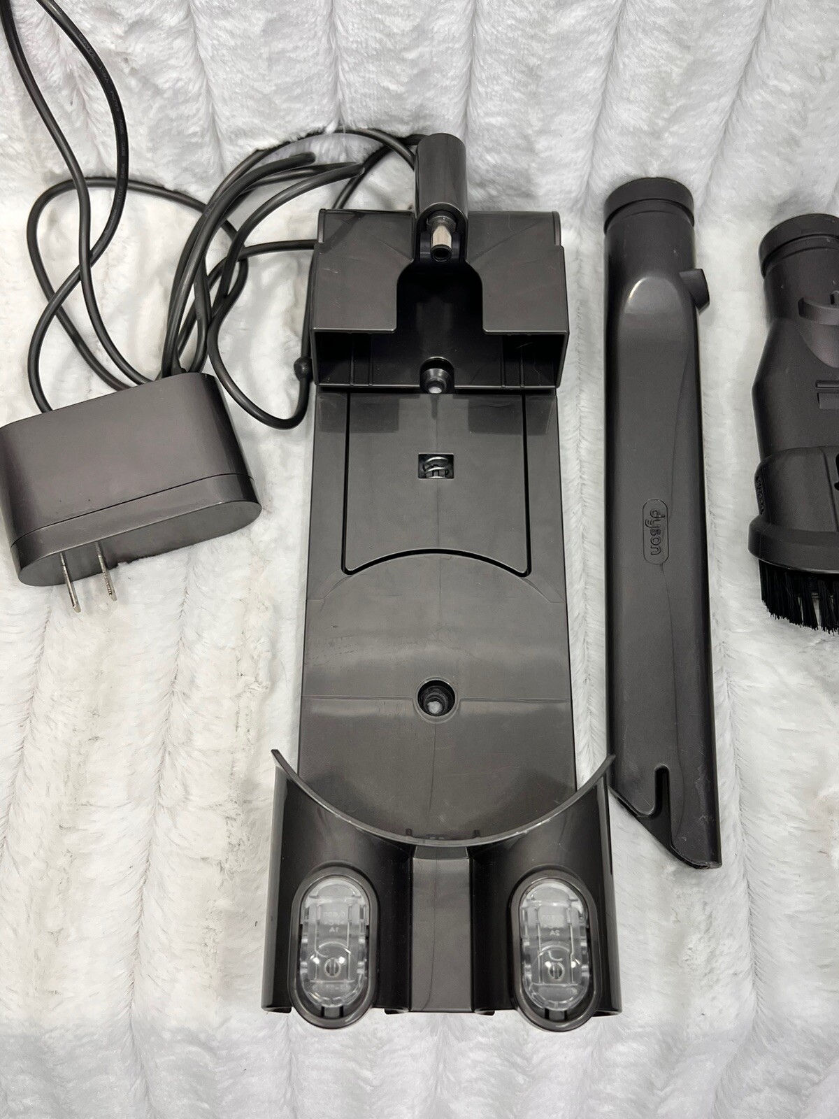 Dyson Genuine V6 Charging Wallmount W/ 2 Accessories MINT COND.