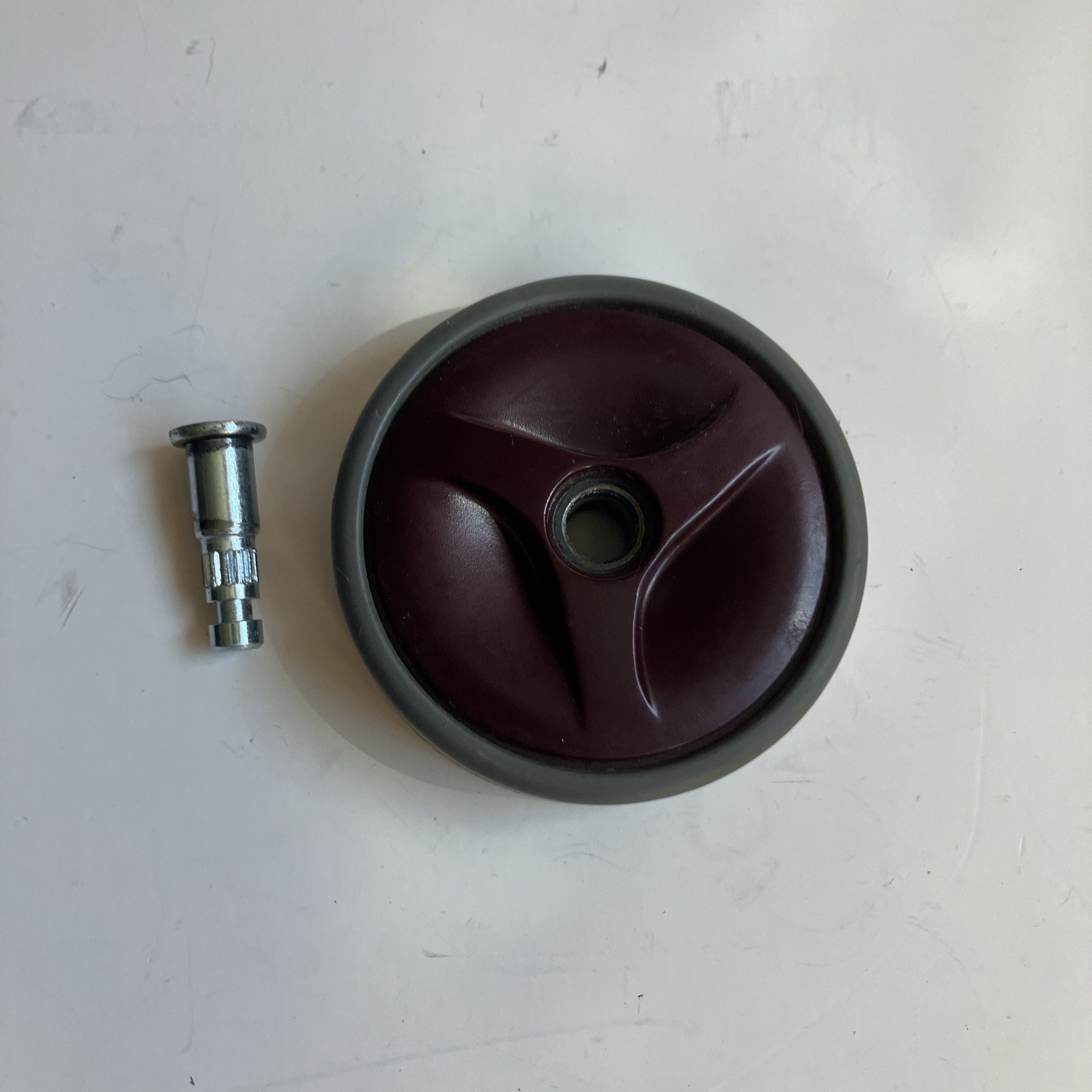 SHARK NV500 NV501 NV510 UV560 LEFT OR RIGHT WHEEL ASSEMBLY W/ PIN GENUINE OEM