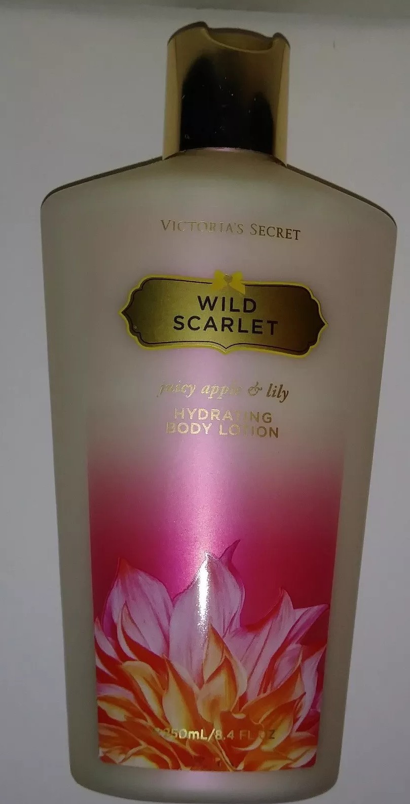 VICTORIA’S SECRET WILD SCARLET BODY LOTION 8.4 OZ. 250 ML. JUICY APPLE & LILY BB