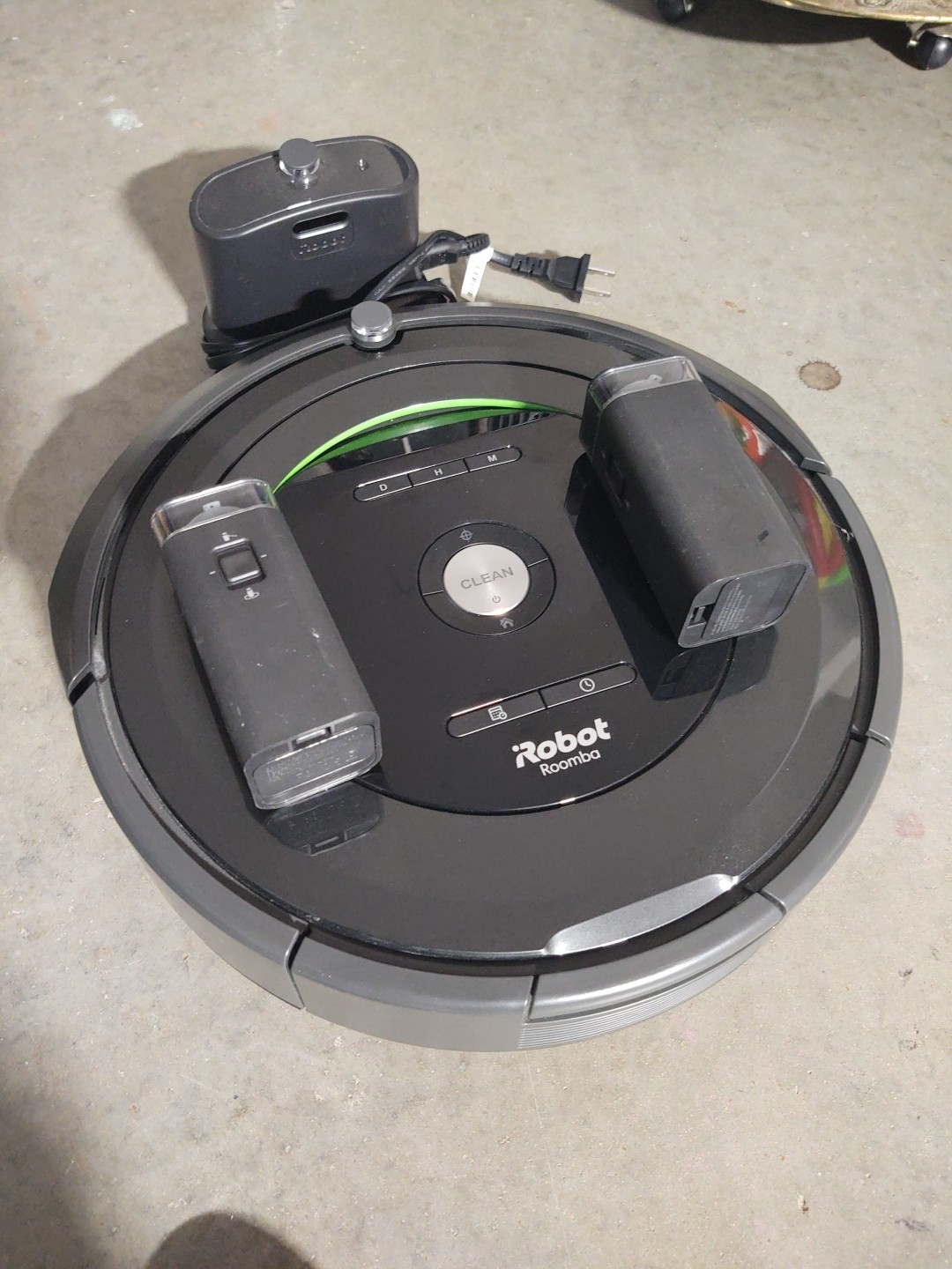 iRobot Roomba 680 600 SERIES Robotic Vacuum w/ Charger Base