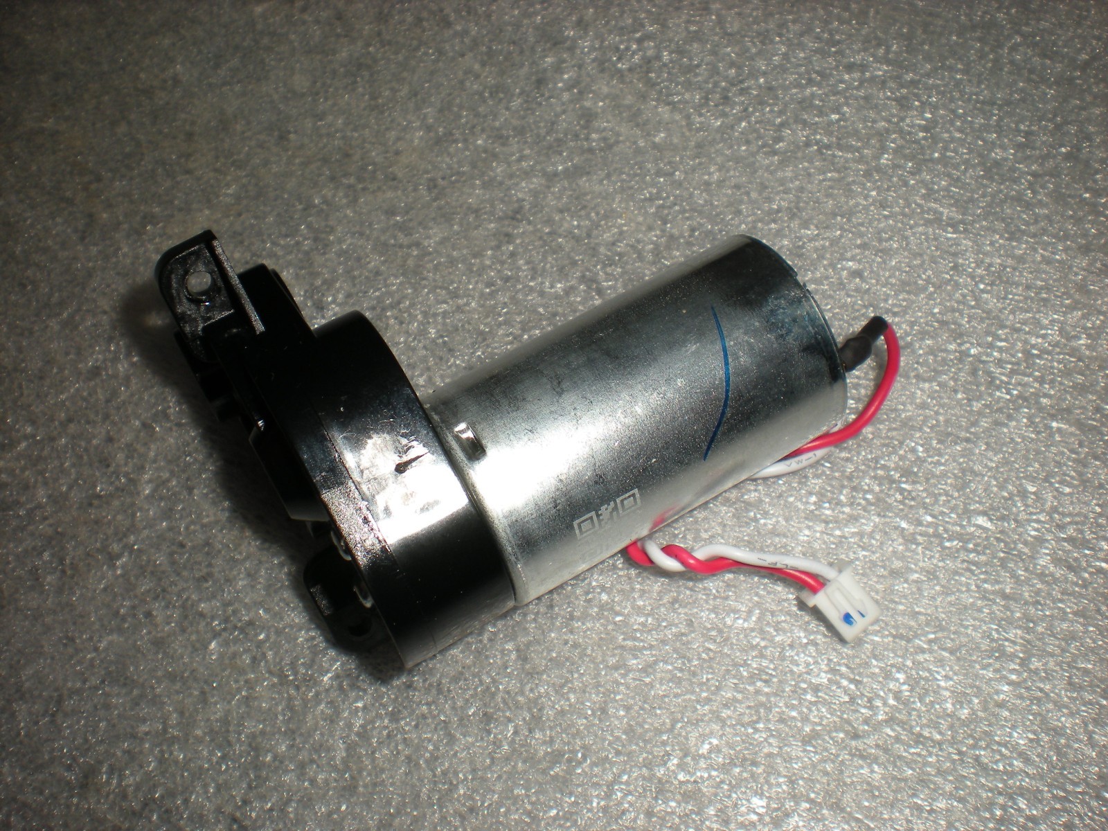 New OEM iRobot Roomba Vac Essential Q011020 Robot Clean Head Roller Brush Motor