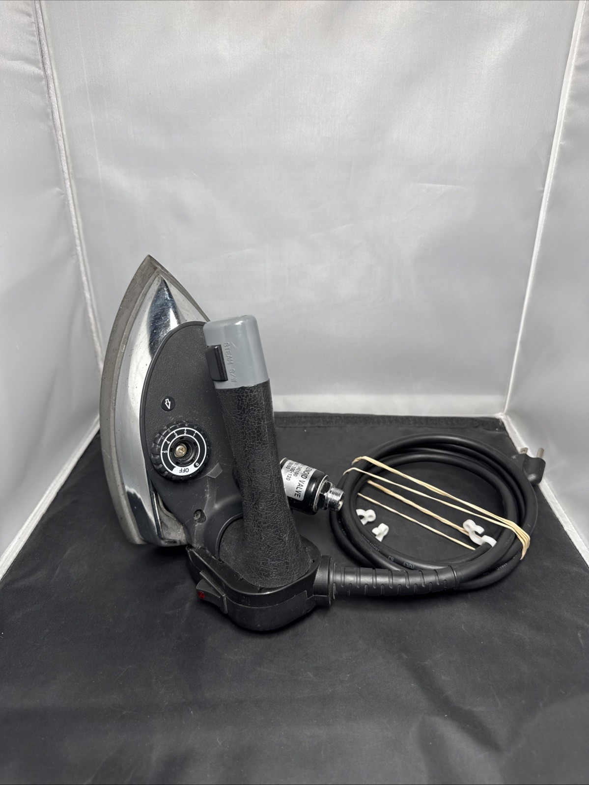 Silver Star ES-300 Industrial Gravity Feed Steam Iron – 1000W – TESTED WORKING