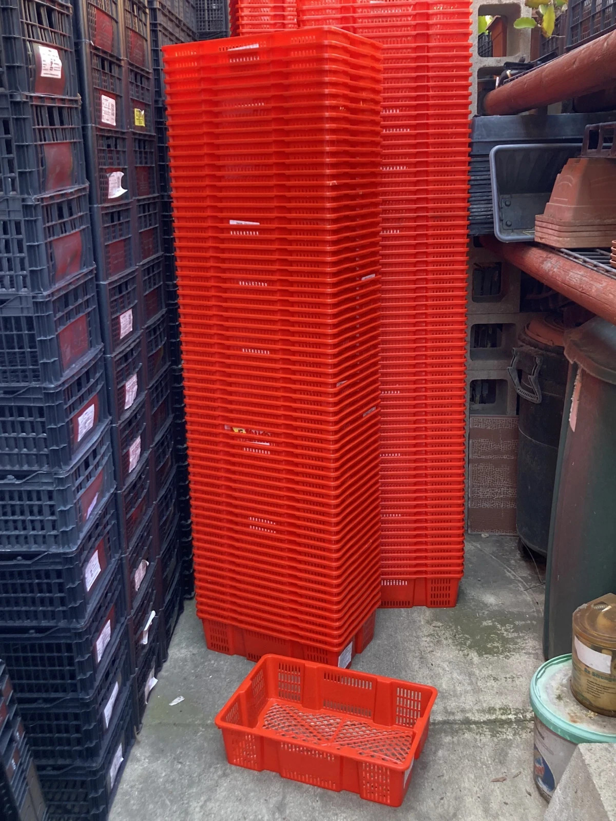 100 RED Plastic Storage Crates Baskets Bins Containers 17.25″ x 11.5″ x 4.5″