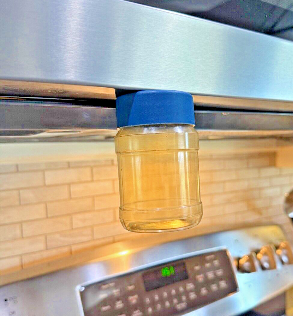 HANGING STORAGE JARS CLEAR PLASTIC MAGNETIC TOP STORAGE CONTAINER SET OF 8