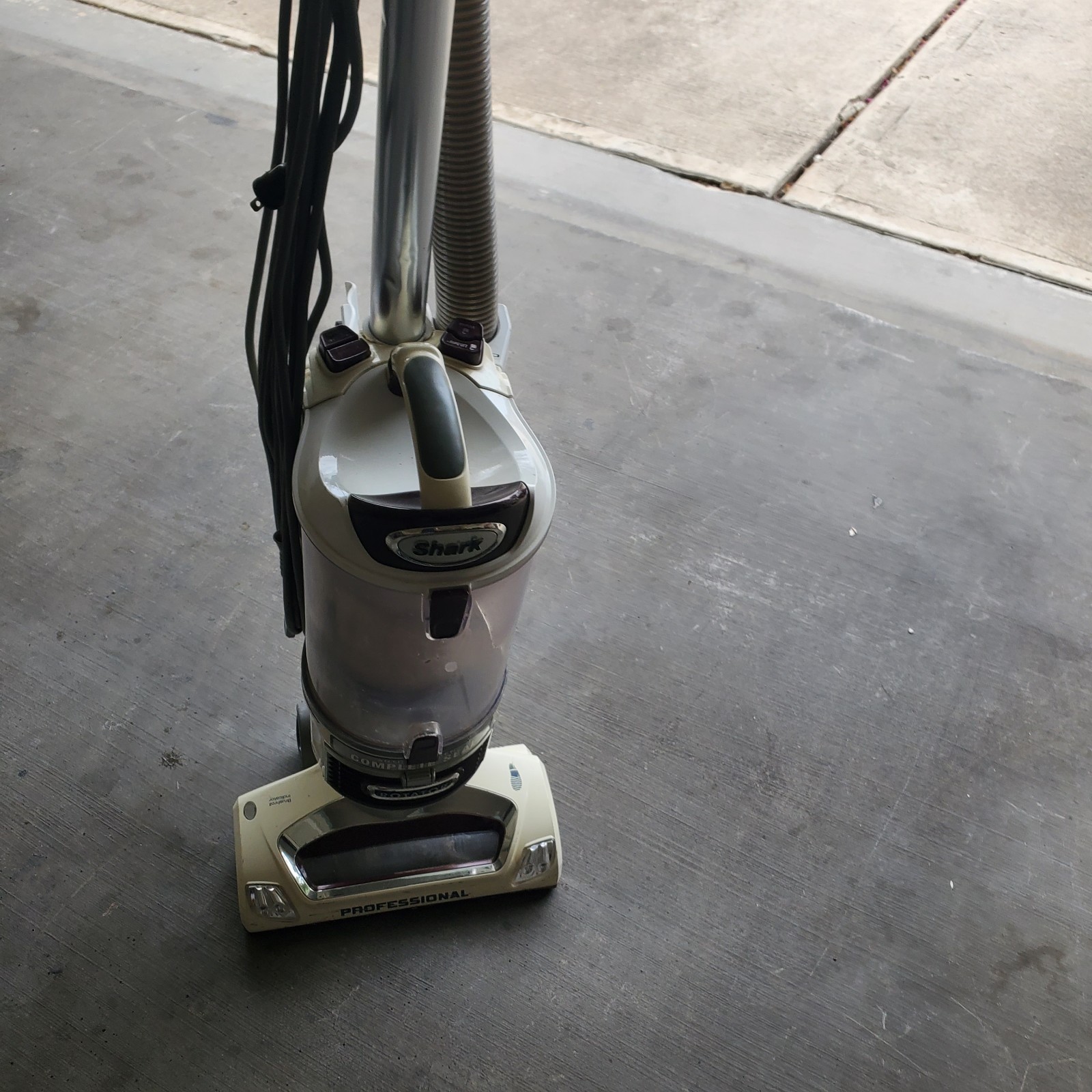 Shark Navigator Lift Away Upright Vacuum Cleaner PRICED TO SELL QUICKLY