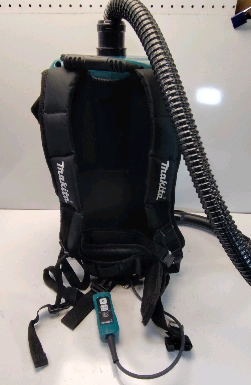 Makita XCV17Z 18V X2 LXT 1.6 Gallon Backpack Dry Vacuum & Charger w/ Batteries