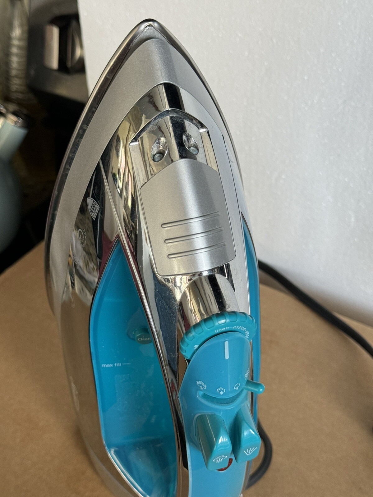 Sunbeam Steam Iron 1400 Watts GCSBSP-201 Retractable Cord Teal Silver