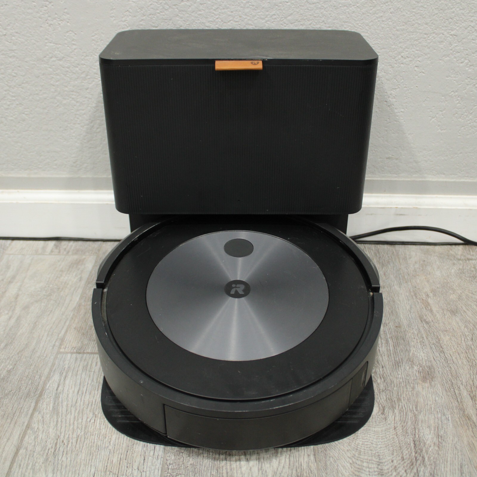 iRobot Roomba j7+ Self-Emptying Vacuum Robot + Base *WORKING ACCOUNT LOCKED READ