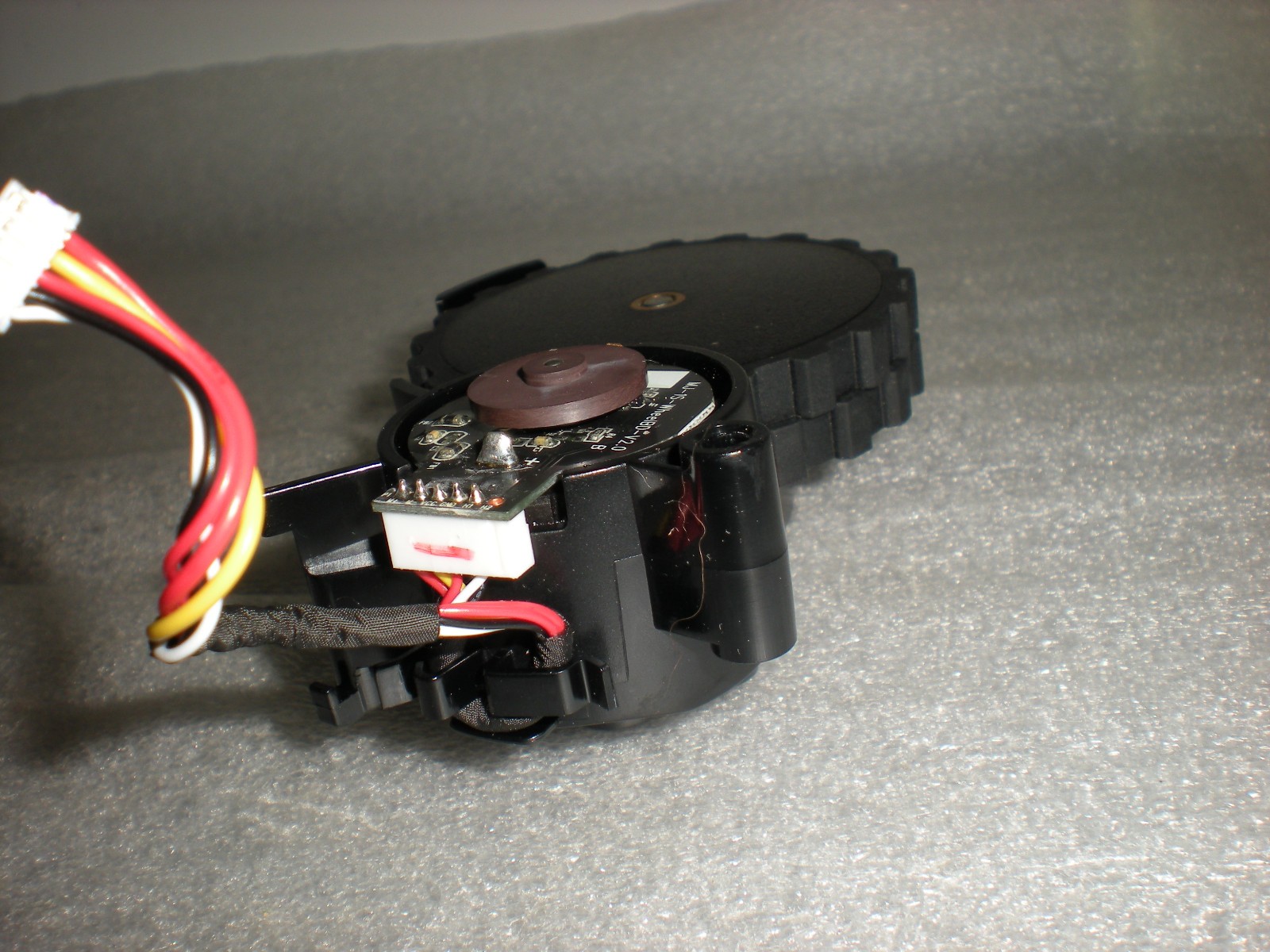 New Genuine iRobot Roomba Combo Vac Essential Q011020 Robot Right Wheel Motor