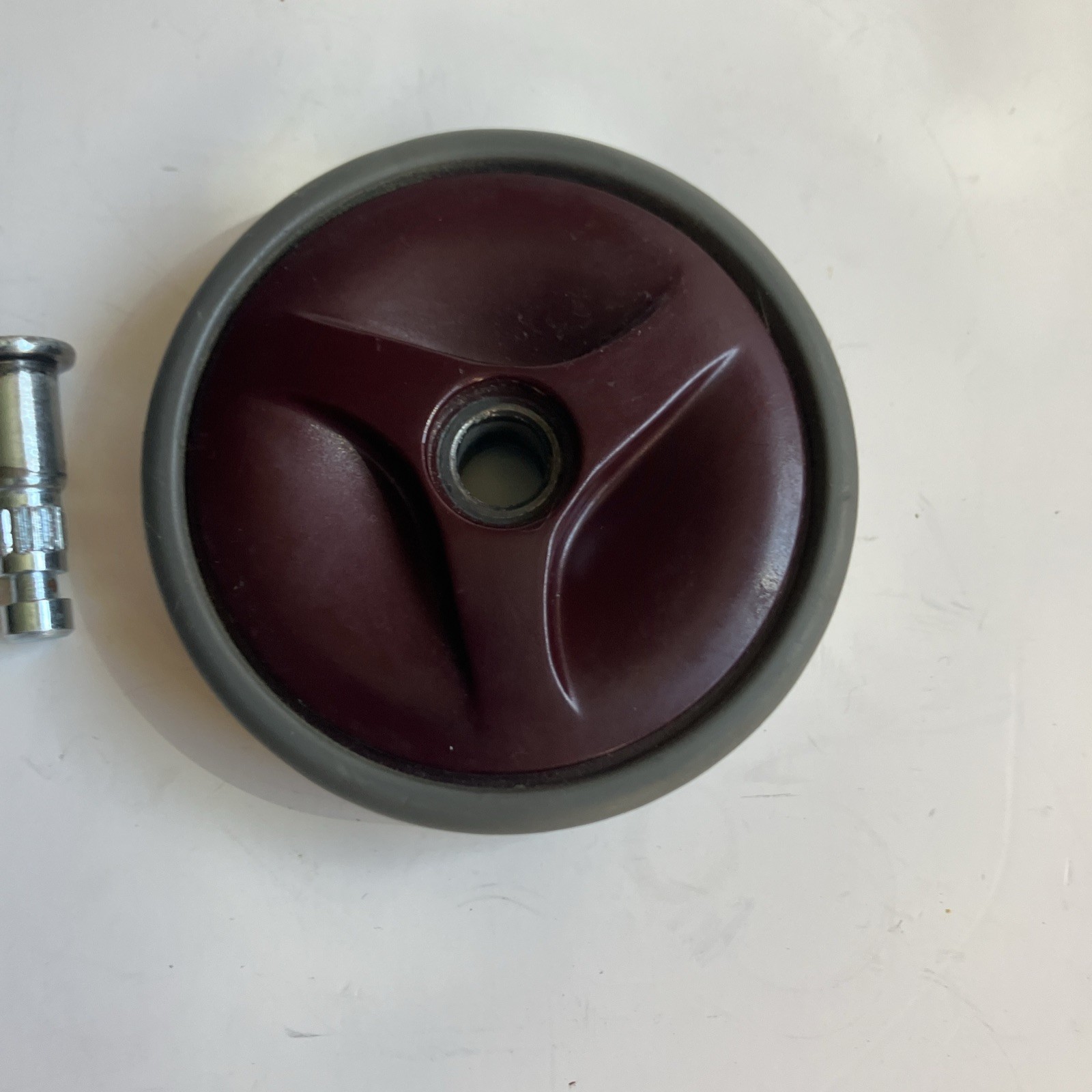 SHARK NV500 NV501 NV510 UV560 LEFT OR RIGHT WHEEL ASSEMBLY W/ PIN GENUINE OEM