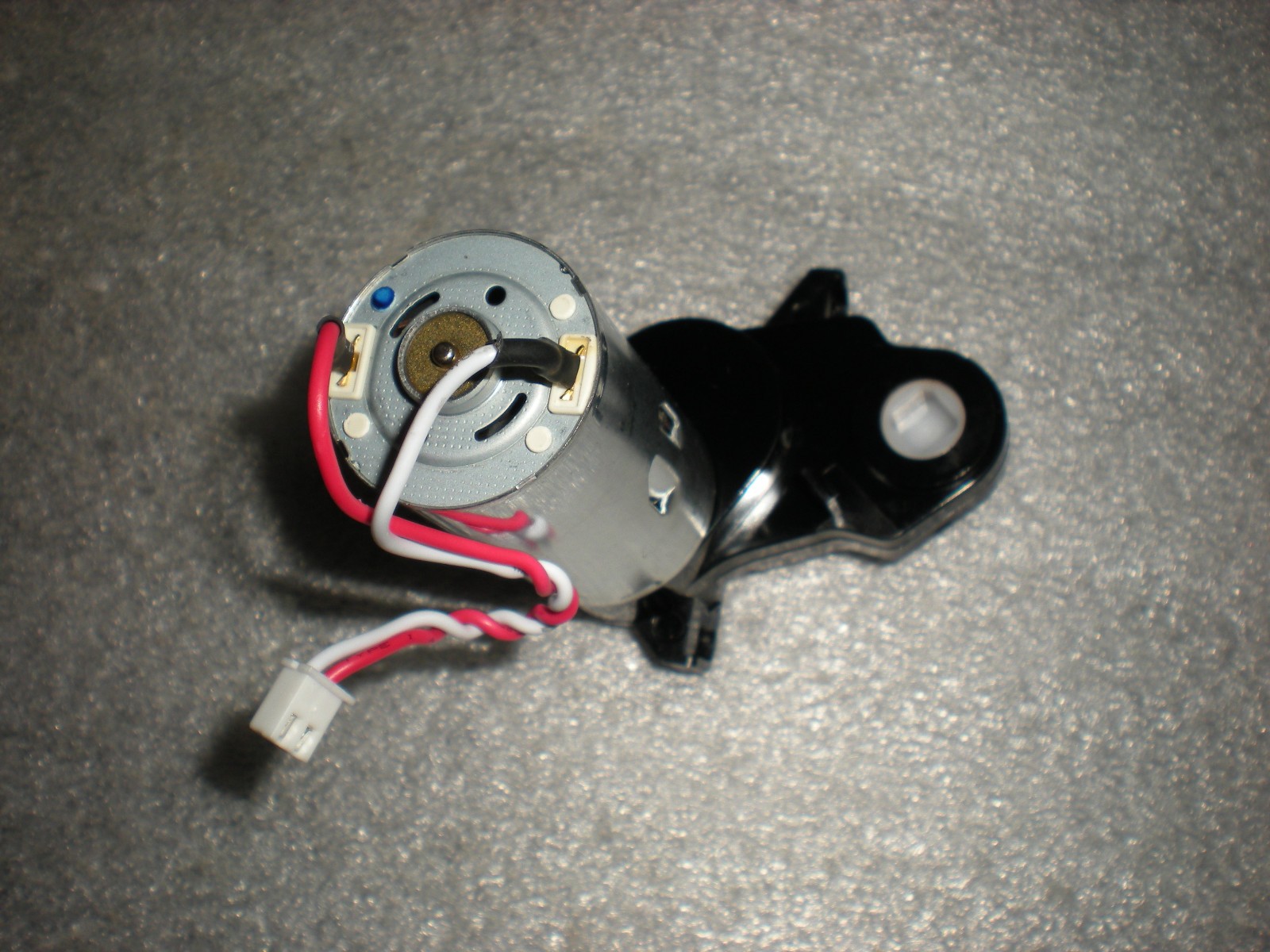 New OEM iRobot Roomba Vac Essential Q011020 Robot Clean Head Roller Brush Motor