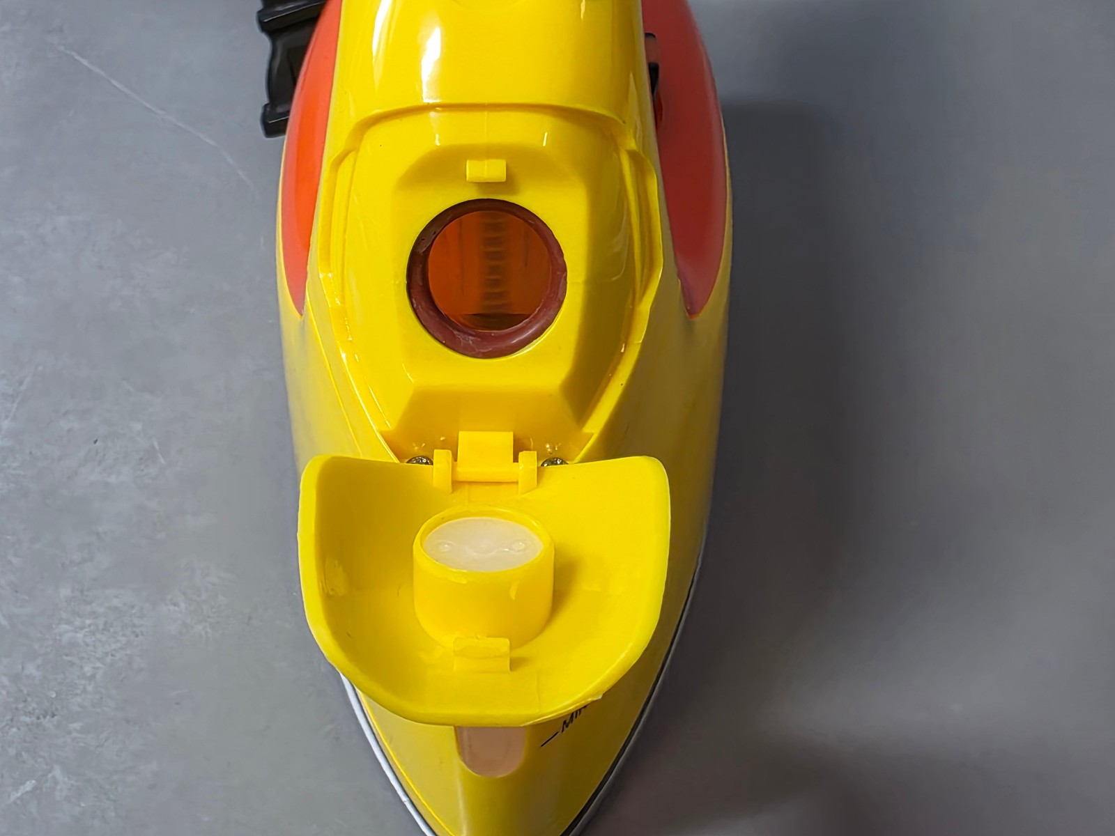 Sundu 1000W Portable & Lightweight Steam Iron w/ Lockable Rest Pad in Yellow