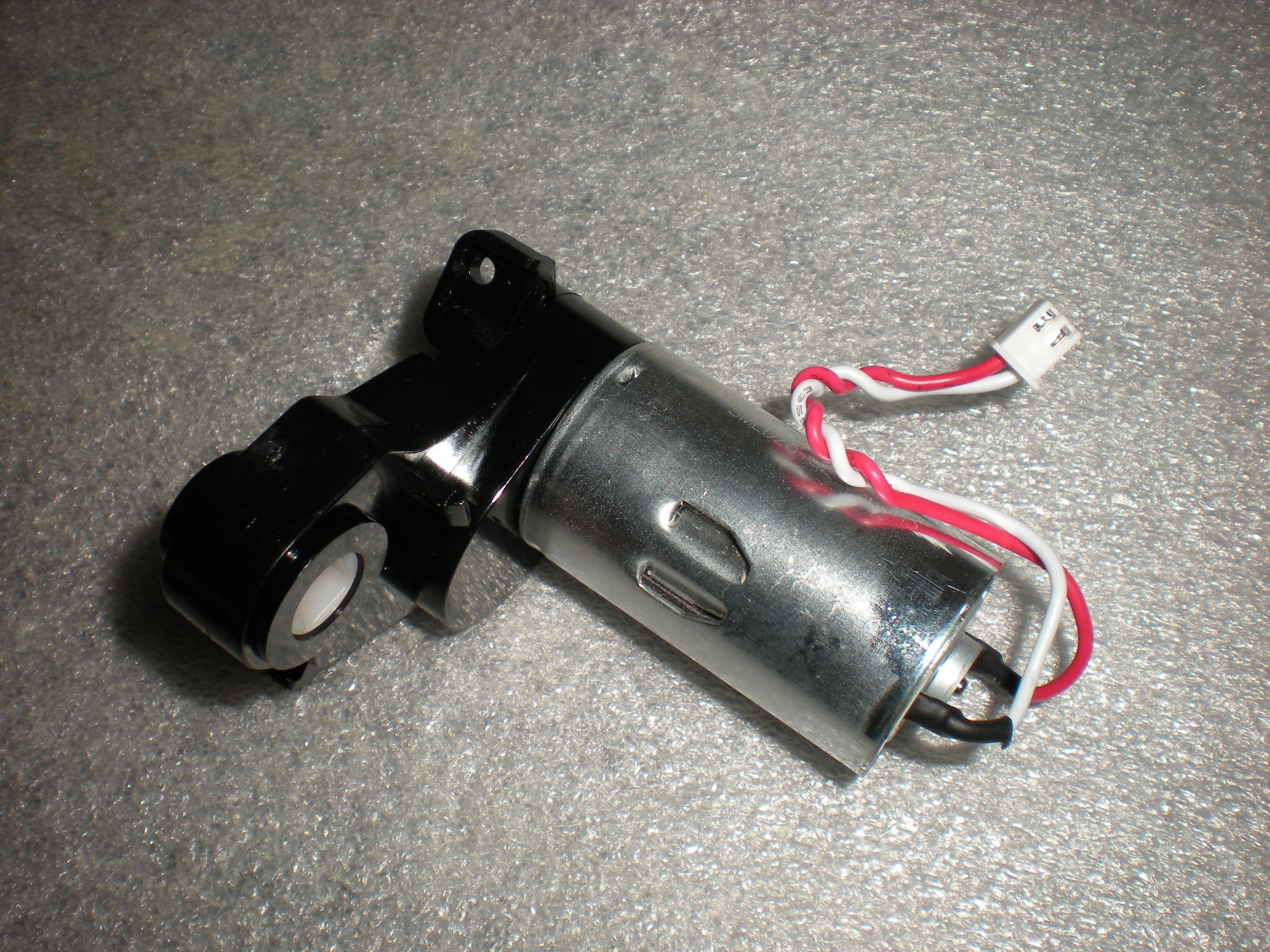 New OEM iRobot Roomba Vac Essential Q011020 Robot Clean Head Roller Brush Motor