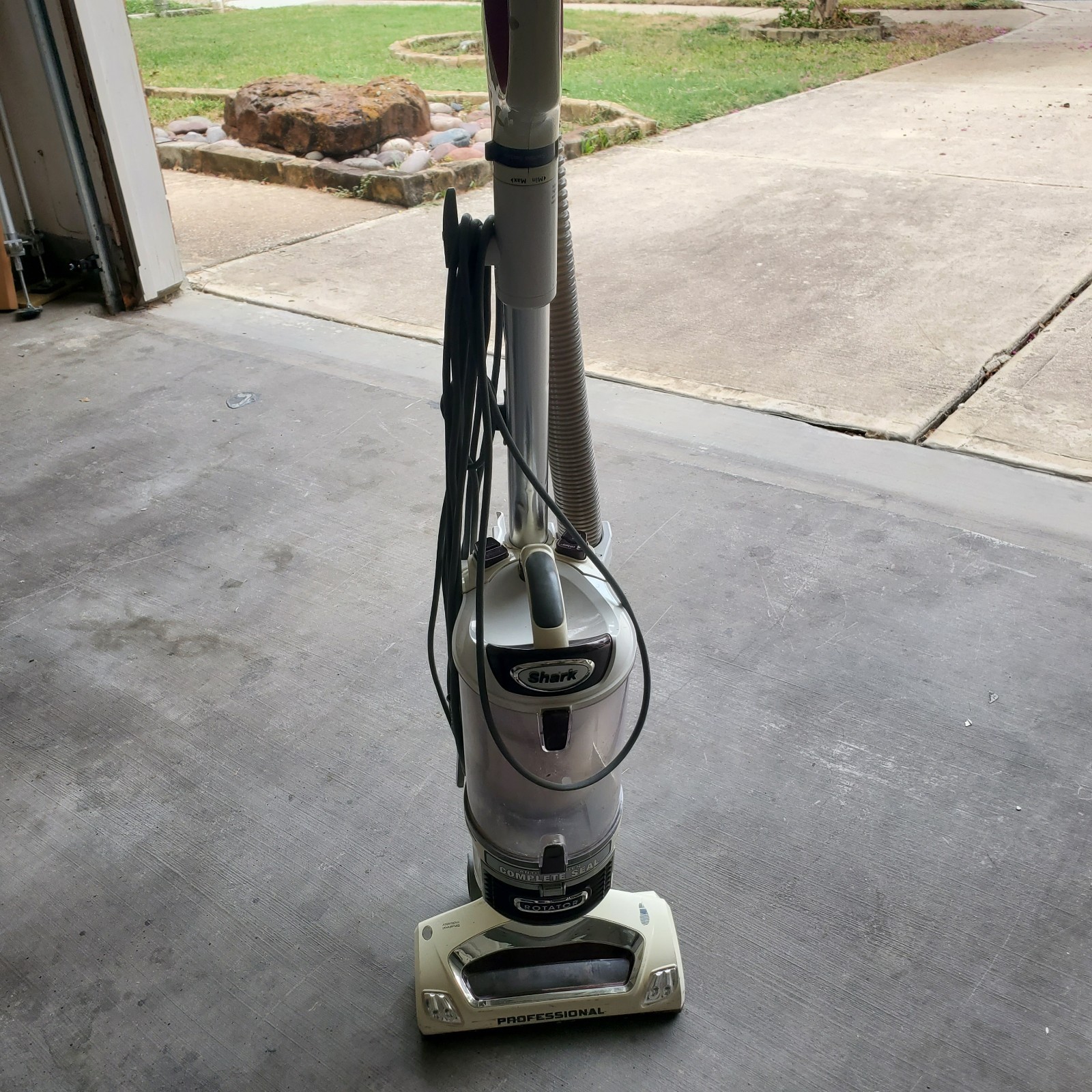 Shark Navigator Lift Away Upright Vacuum Cleaner PRICED TO SELL QUICKLY