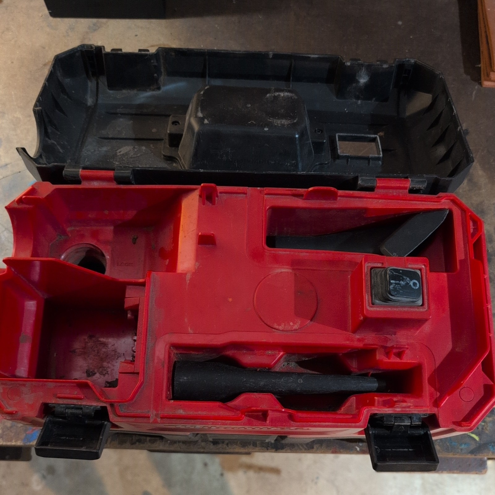 Milwaukee 0880-20 18V Wet/Dry Vacuum Cleaner – No hose, works, very loud.