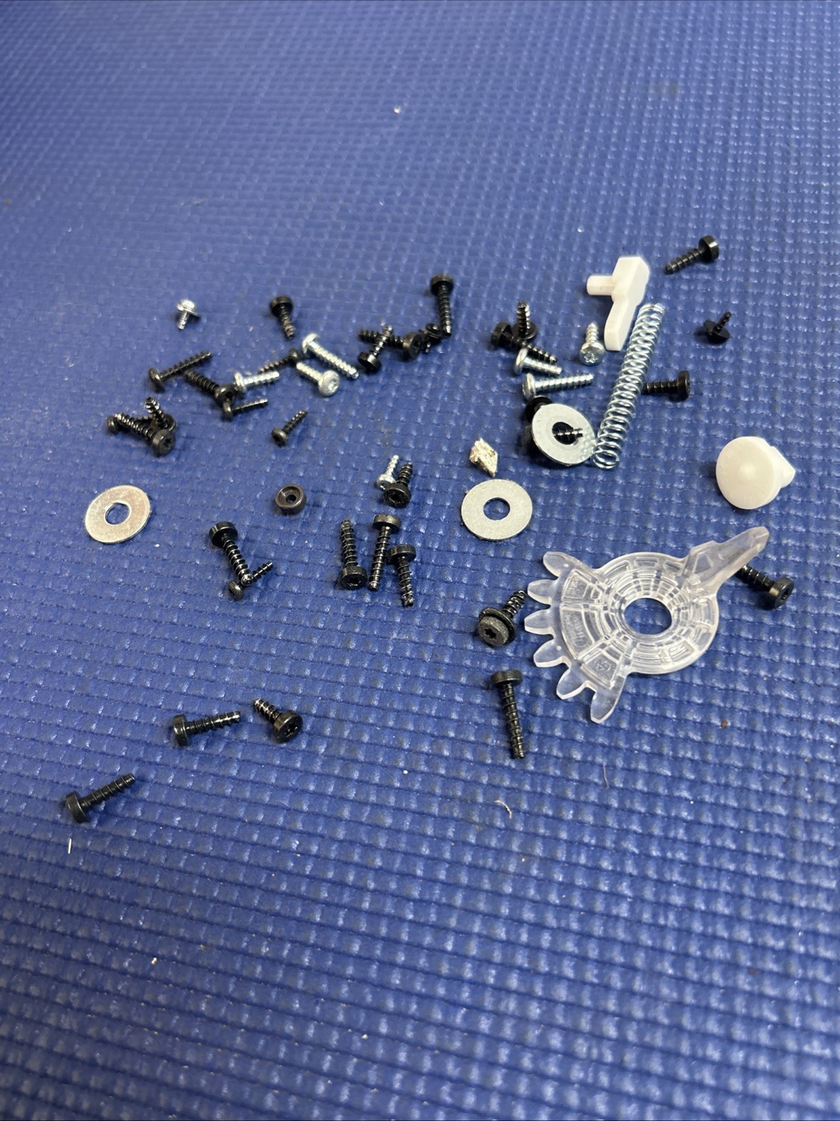 Genuine Dyson SCREWS for DC40 Ball Upright Vacuum see picture