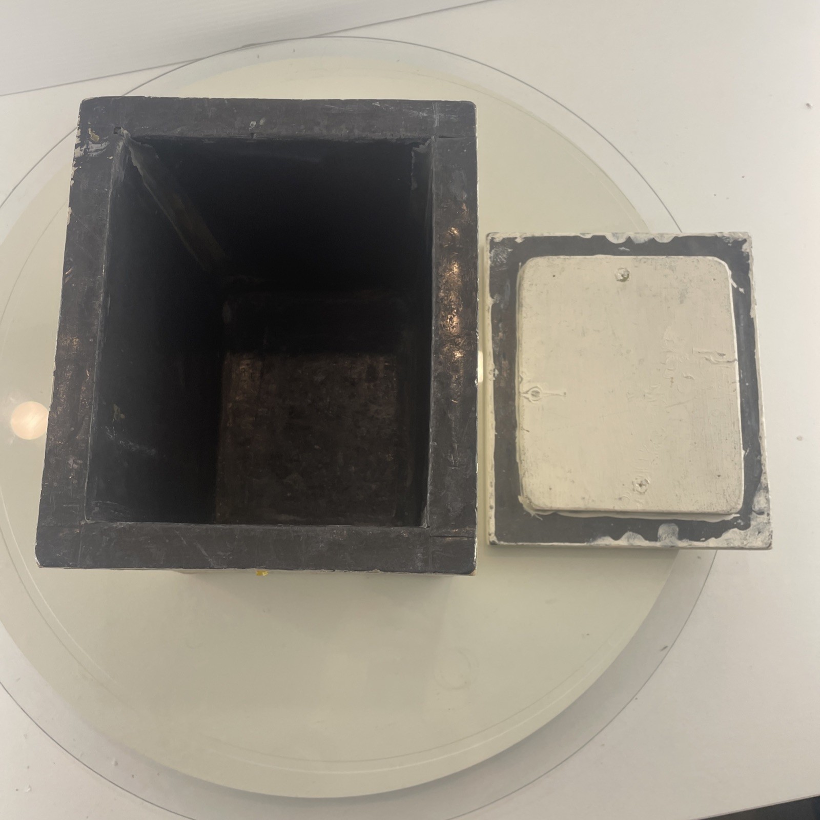 Lead-Lined Wood Box – Extr 19.5 x 16.5 x 22 cm -Intr 15.8 x 13 x 18 cm – Works