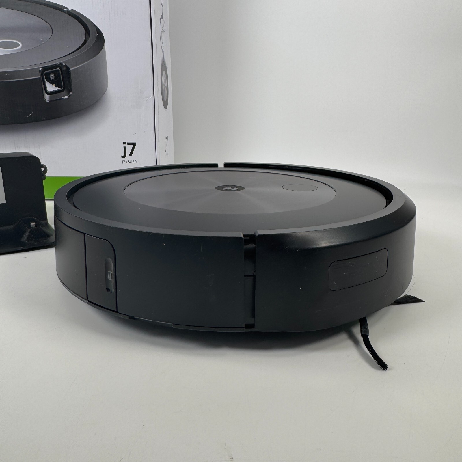 iRobot Roomba j7 Vacuum Cleaning Robot Wi-Fi Unit and Base