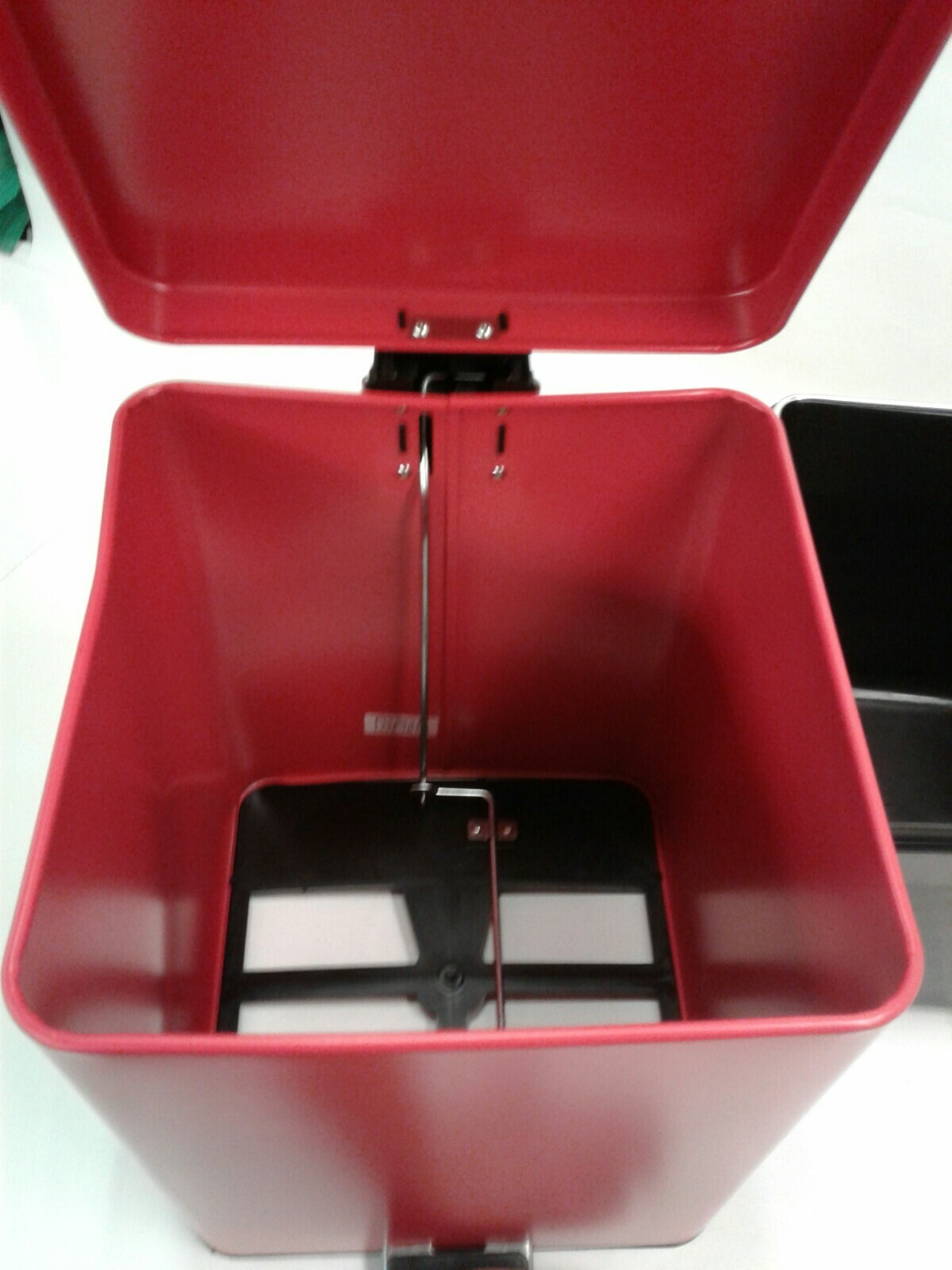 Brewer 35270 Square Steel Step-On Waste Can 20 QT Red 11″ x 12.75″ x 17.25″