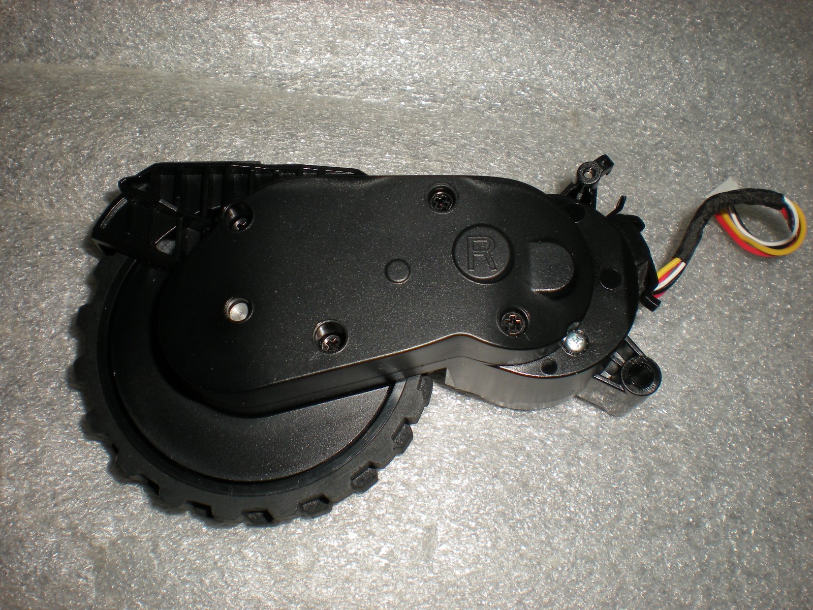 New Genuine iRobot Roomba Combo Vac Essential Q011020 Robot Right Wheel Motor