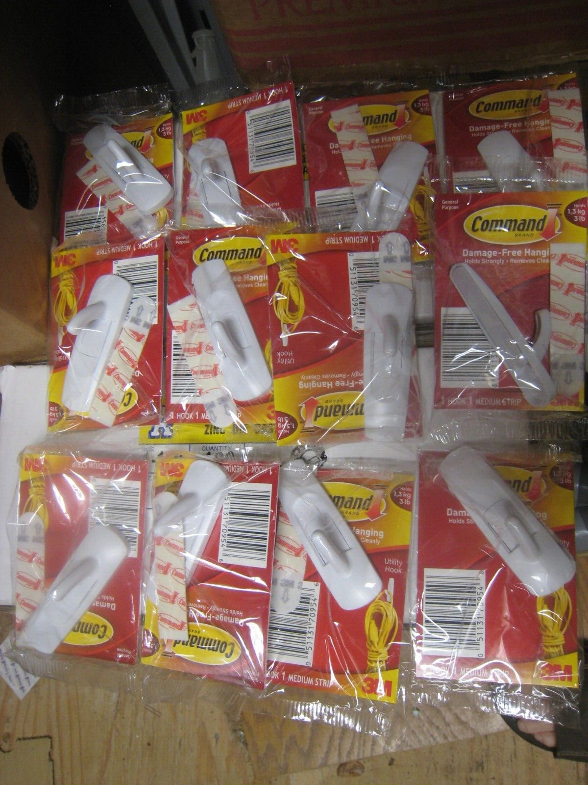 12 yes 12 3M 17000 Command White Damage-Free Utility Hooks Medium 3 lbs Capacity