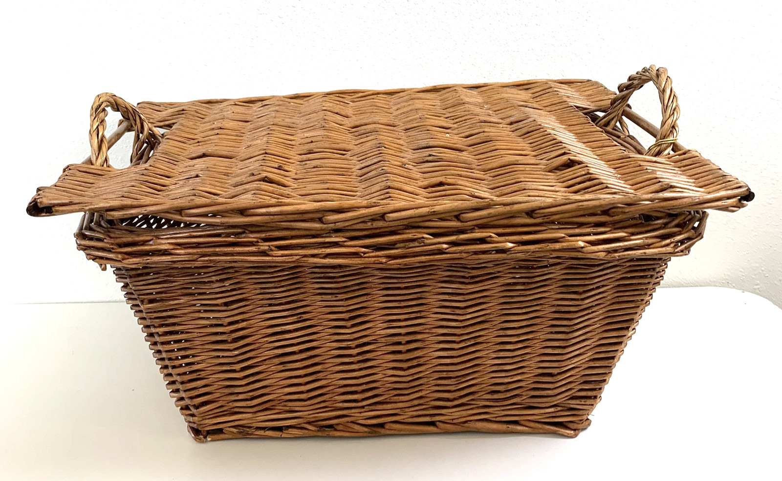 Gift Tree Wicker Basket Lift-Off Lid Storage Picnic Basket Handles