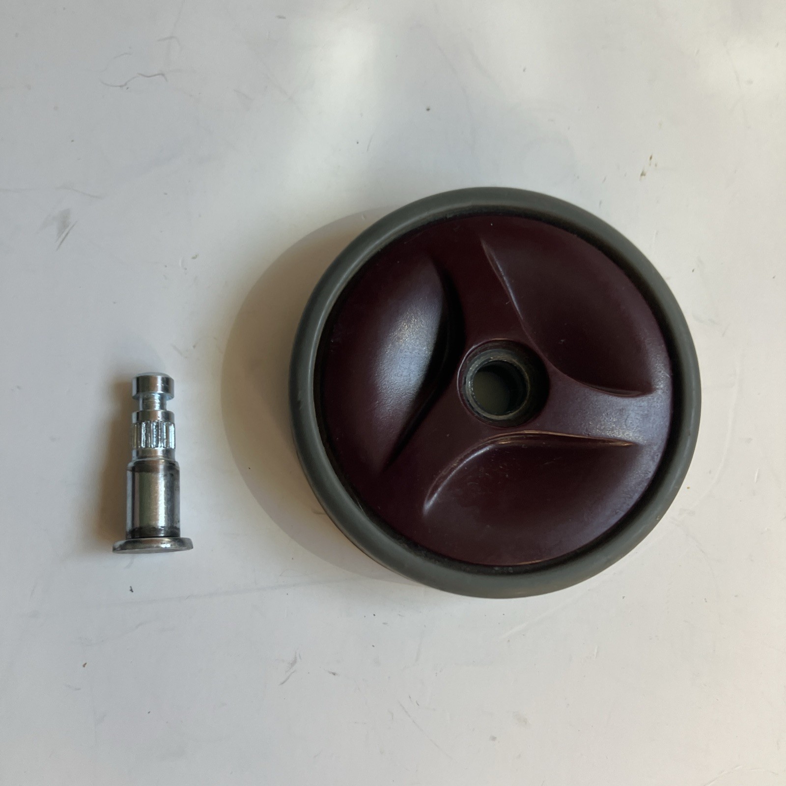 SHARK NV500 NV501 NV510 UV560 LEFT OR RIGHT WHEEL ASSEMBLY W/ PIN GENUINE OEM