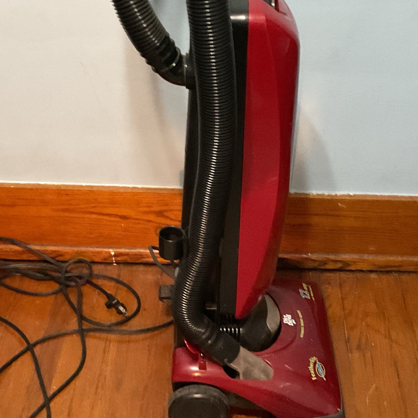 Dirt Devil Featherlite Upright Bagged Corded Vacuum 120V 0885 Red/Black