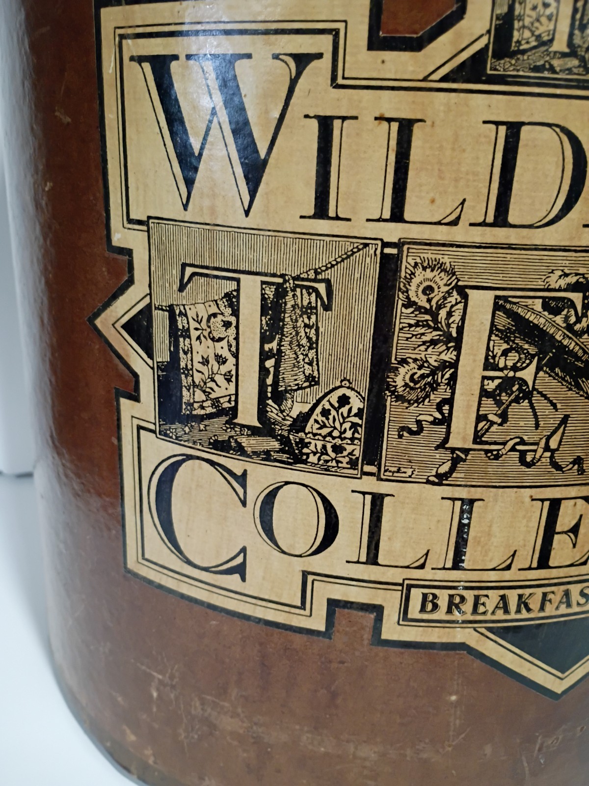 Wilderbeck Teas Collection Red Round Wastebasket w/ Lid 4 Gal Stars Cardboard