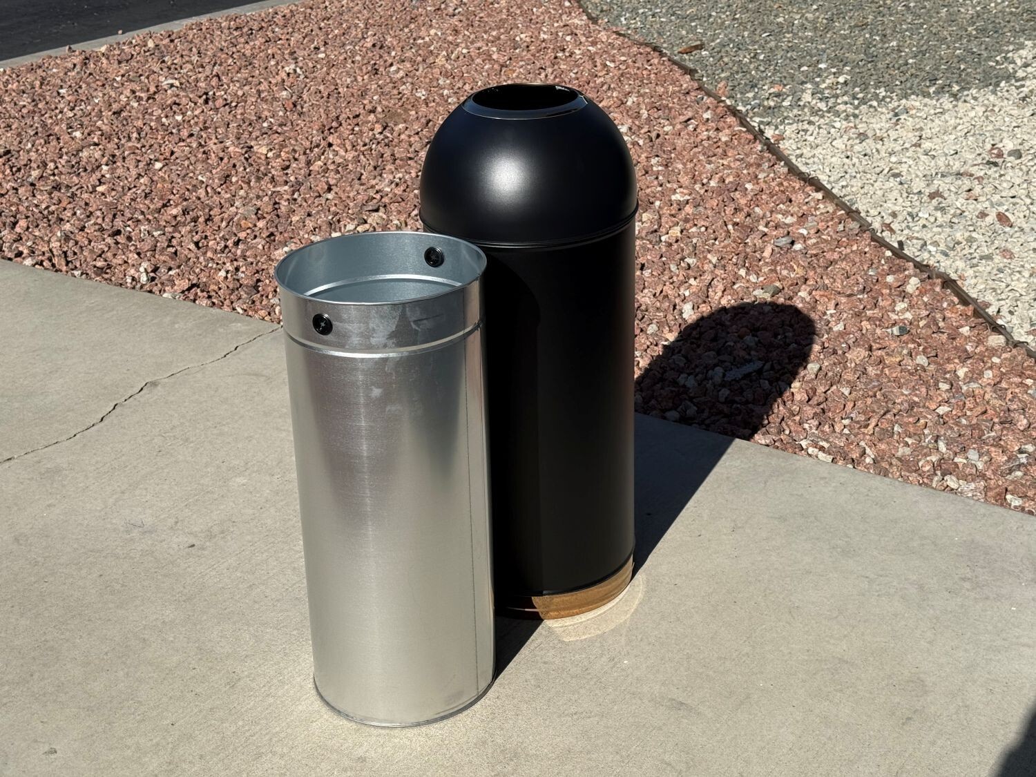 Sandbaggy 15-Gallon Black Open Top Dome Steel Trash Can with Lid (31″ x 12″)