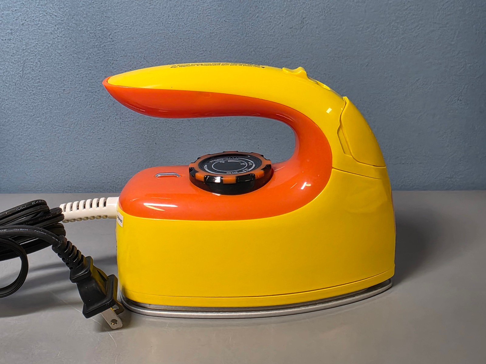 Sundu 1000W Portable & Lightweight Steam Iron w/ Lockable Rest Pad in Yellow