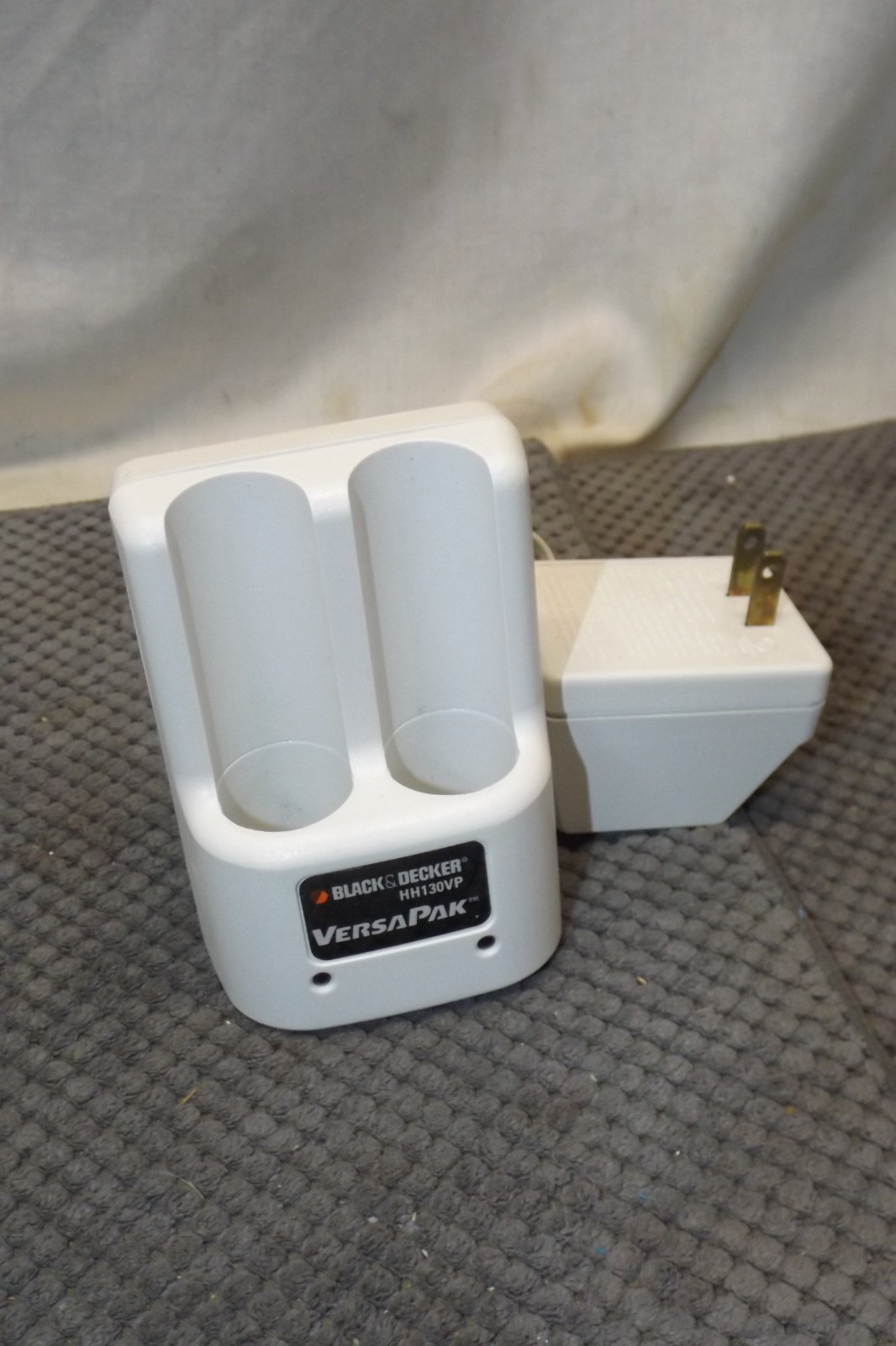 BLACK & DECKER SCUMBUSTER CORDLESS SCRUBBER SB400T BATTERY CHARGER HH130VP**NEW