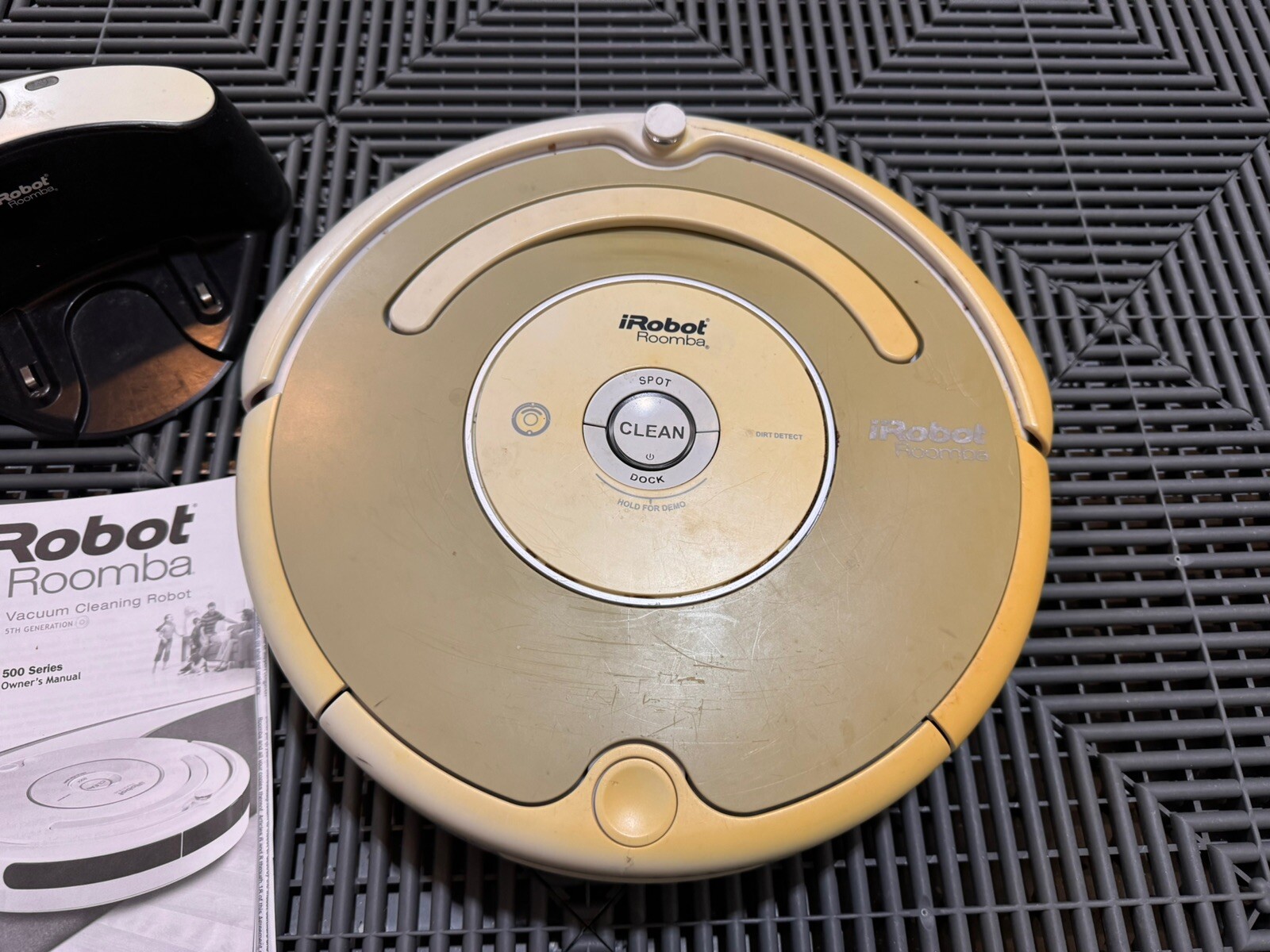 iRobot Roomba Robot Vacuum Cleaner 500 series – No Battery – PARTS OR REPAIR?