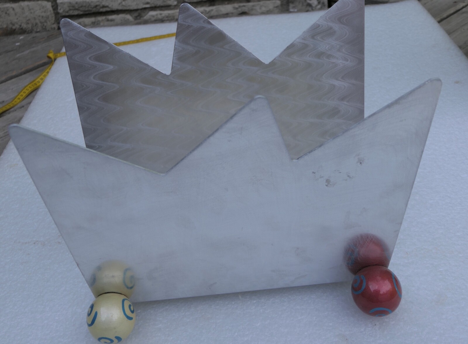 MODERN POP ART DESIGN MAGAZINE RACK CROME AND ENAMEL BALL FEET TWIST INC.