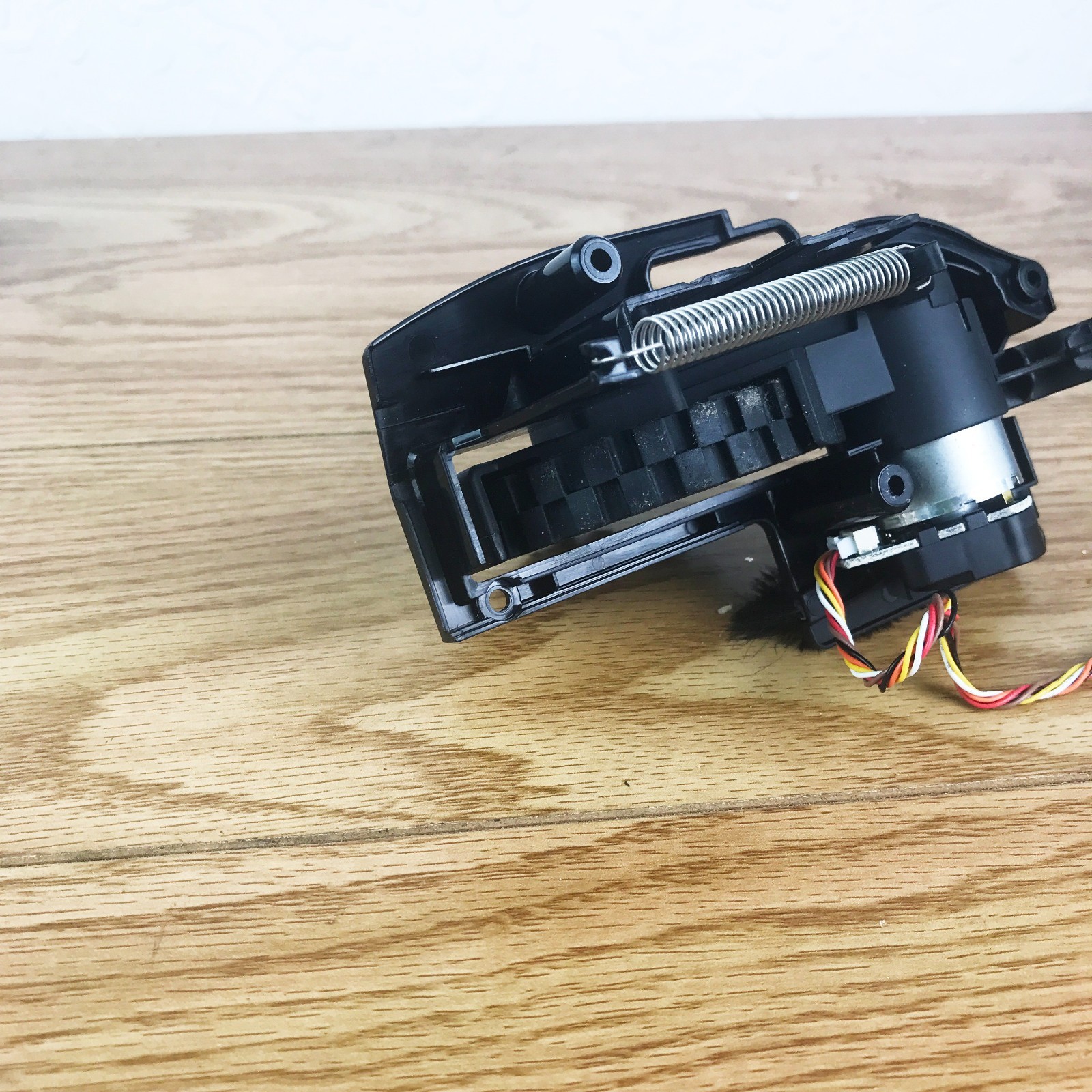 Shark RV9123S1US RV1001 RV1100SIUS RV1100VRUS UR1100SRUS LEFT WHEEL w/ Motor